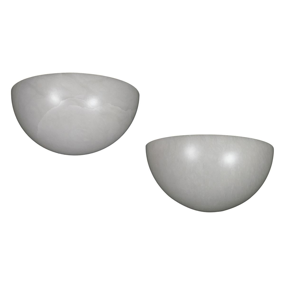 Paire d'appliques espagnoles en albâtre d'inspiration Art Déco. Chaque pièce présente des variations naturelles de couleur et de veinage.