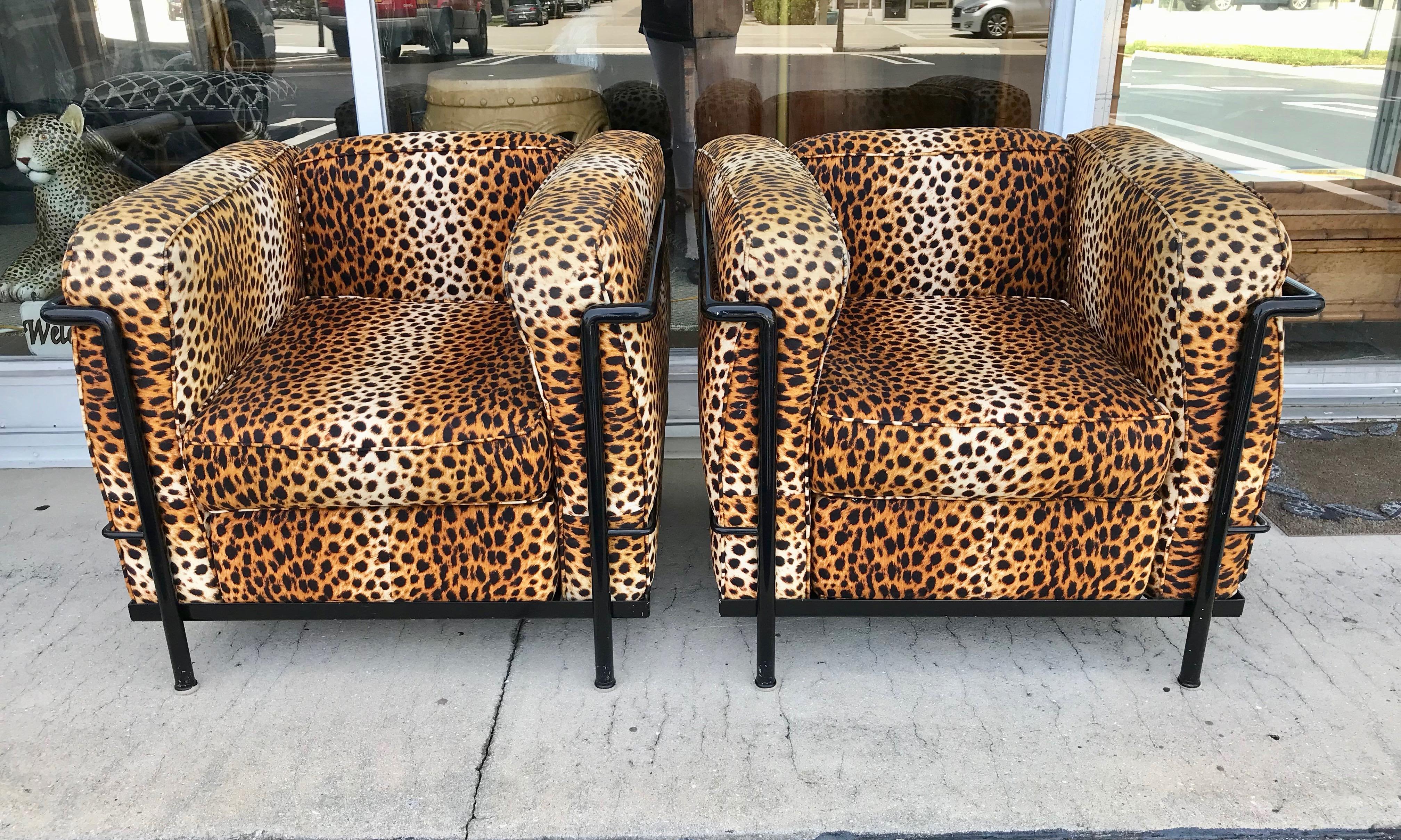 Dramatische gepolsterte Stühle mit Leopardenfellimitat in einem Metallgestell.
Optisch ansprechend und komfortabel gebaut.