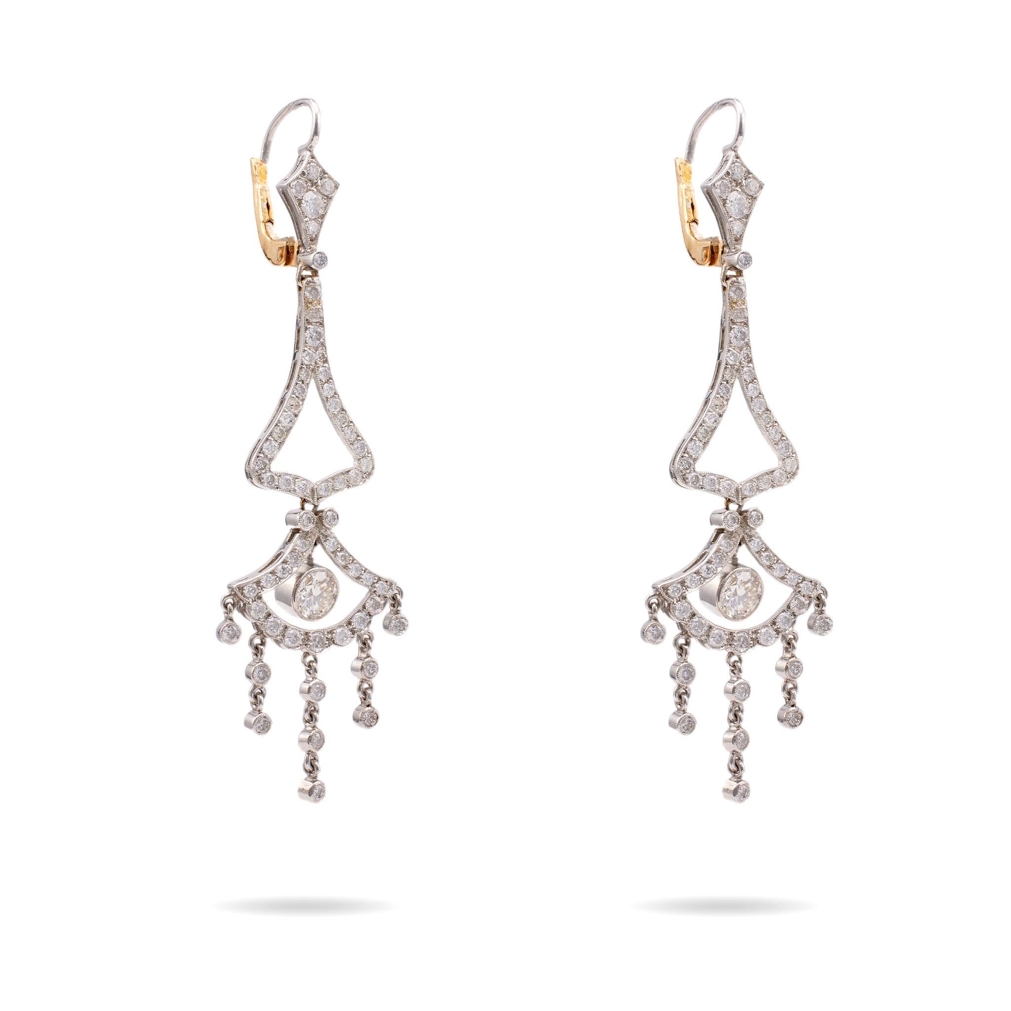 Paire de boucles d'oreilles chandelier d'inspiration Art déco en platine et diamants Excellent état - En vente à Beverly Hills, CA