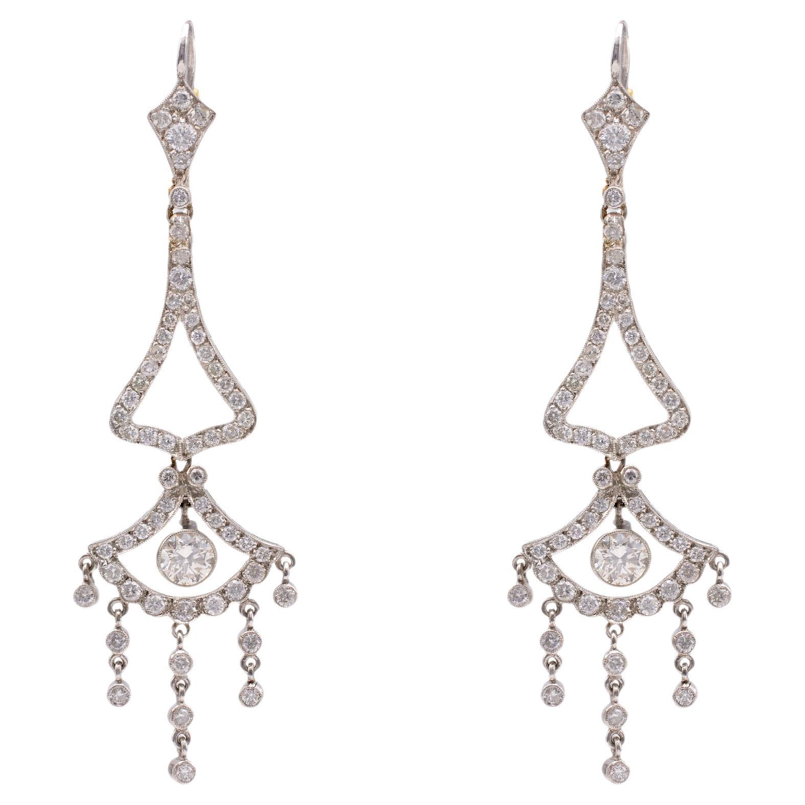 Paire de boucles d'oreilles chandelier d'inspiration Art déco en platine et diamants en vente