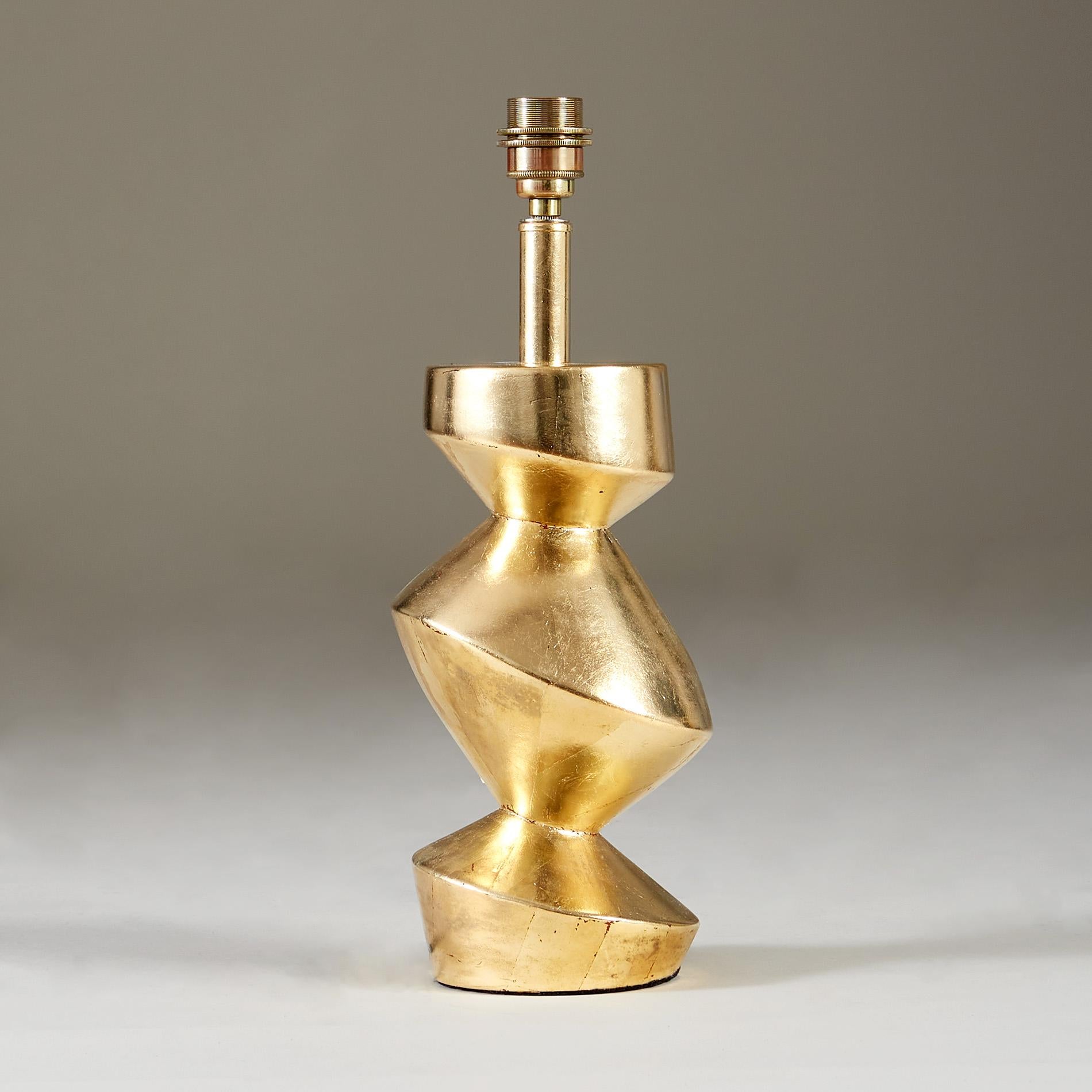 Paar von Art Deco inspirierte  Skulpturale 'Savoy' Blattgold-Tischlampen (Britisch) im Angebot