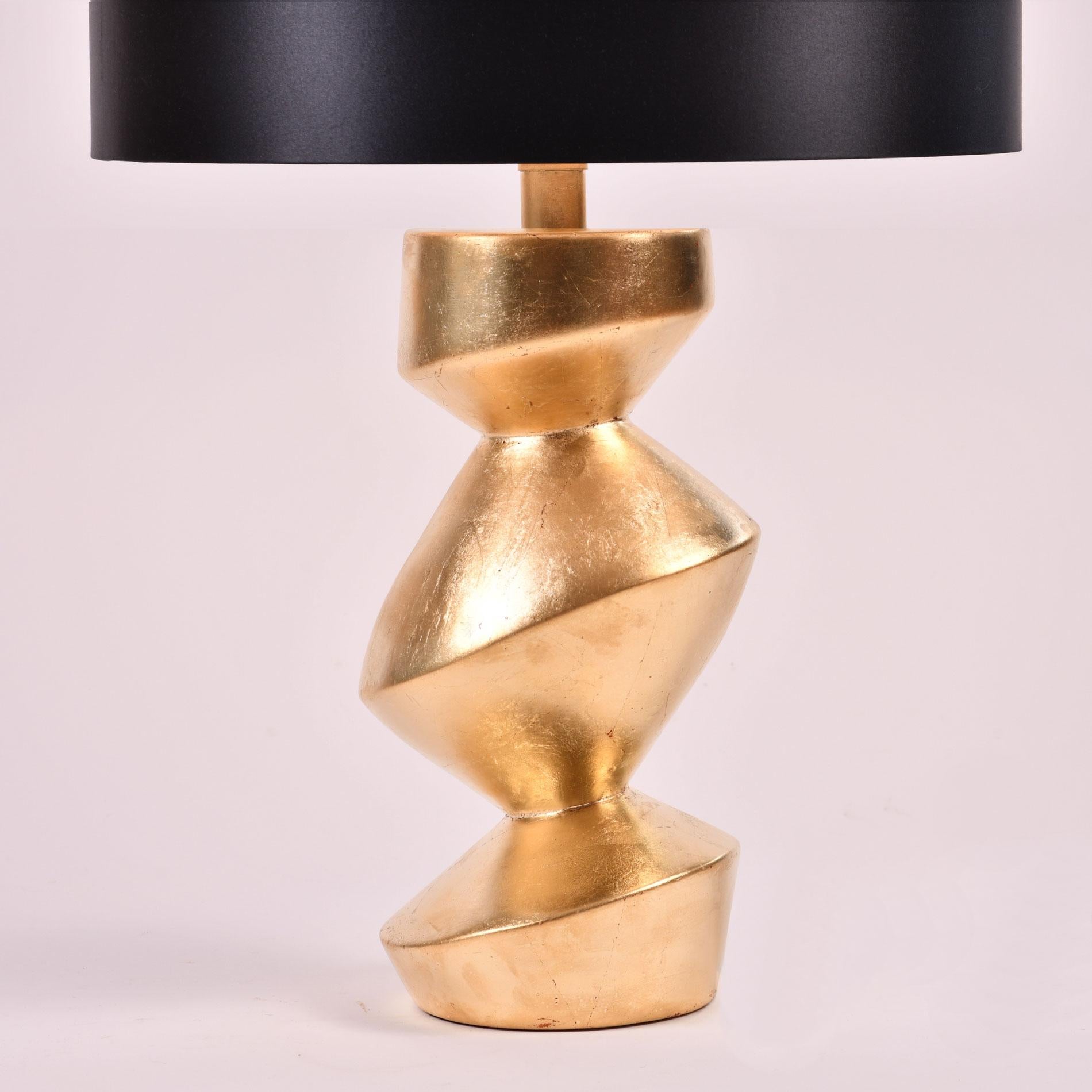 Paar von Art Deco inspirierte  Skulpturale 'Savoy' Blattgold-Tischlampen im Angebot 1