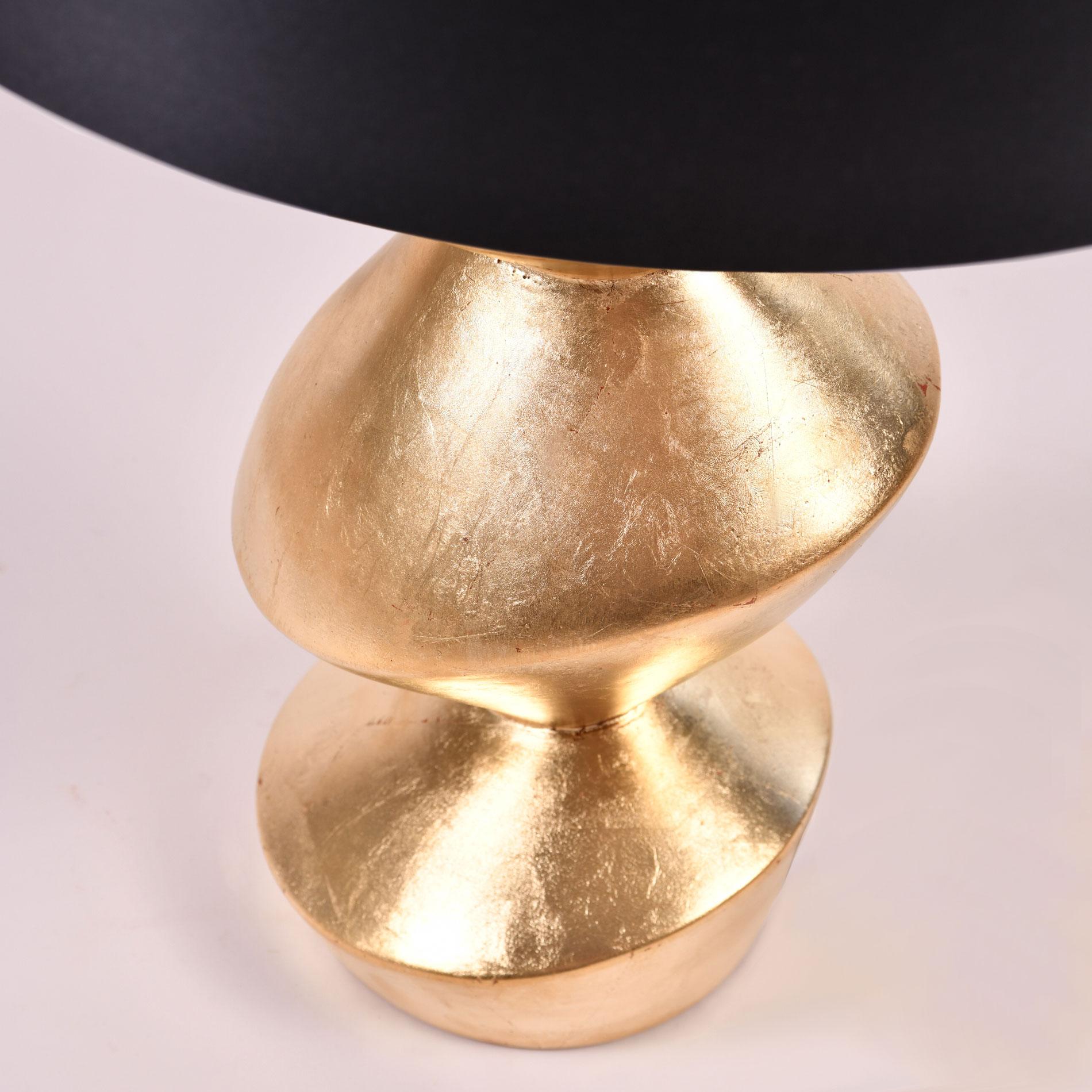 Paar von Art Deco inspirierte  Skulpturale 'Savoy' Blattgold-Tischlampen im Angebot 2