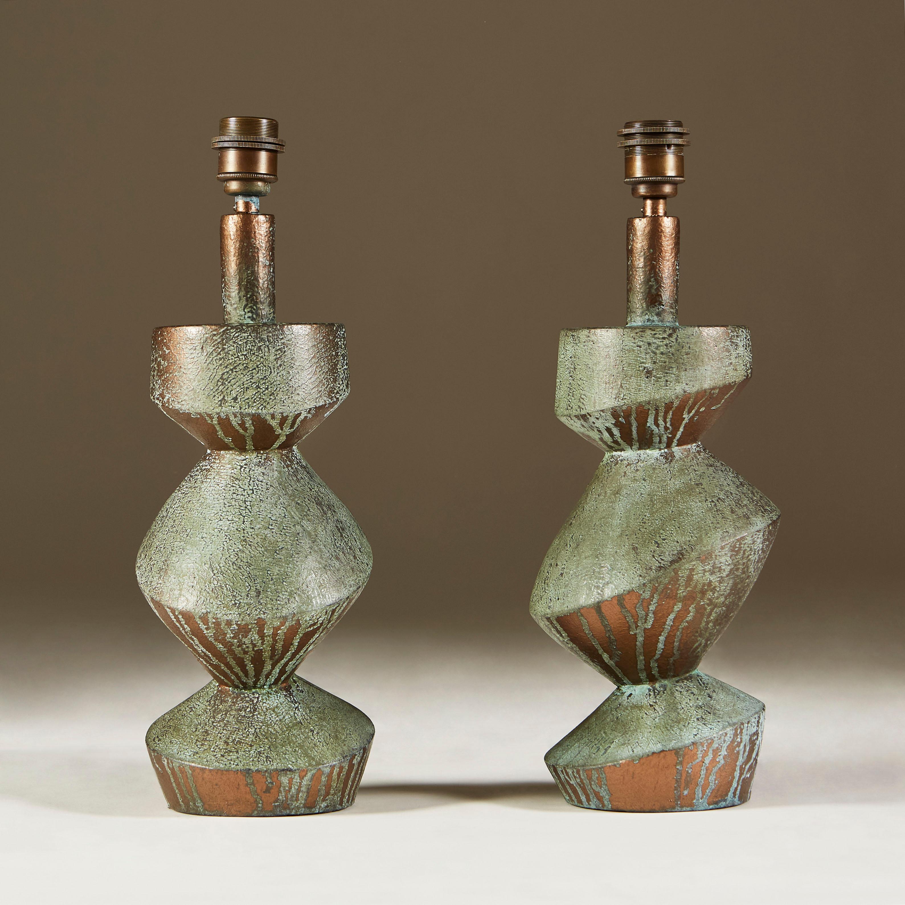 Lampes de table 'Savoy' inspirées du glamour des années 40 de l'hôtel Savoy, à Londres.

Fabriqué à la main en plâtre moulé et terminé par une feuille de bronze vert-de-gris. De grandes courbes douces et sculptées, conçues pour être belles sous tous