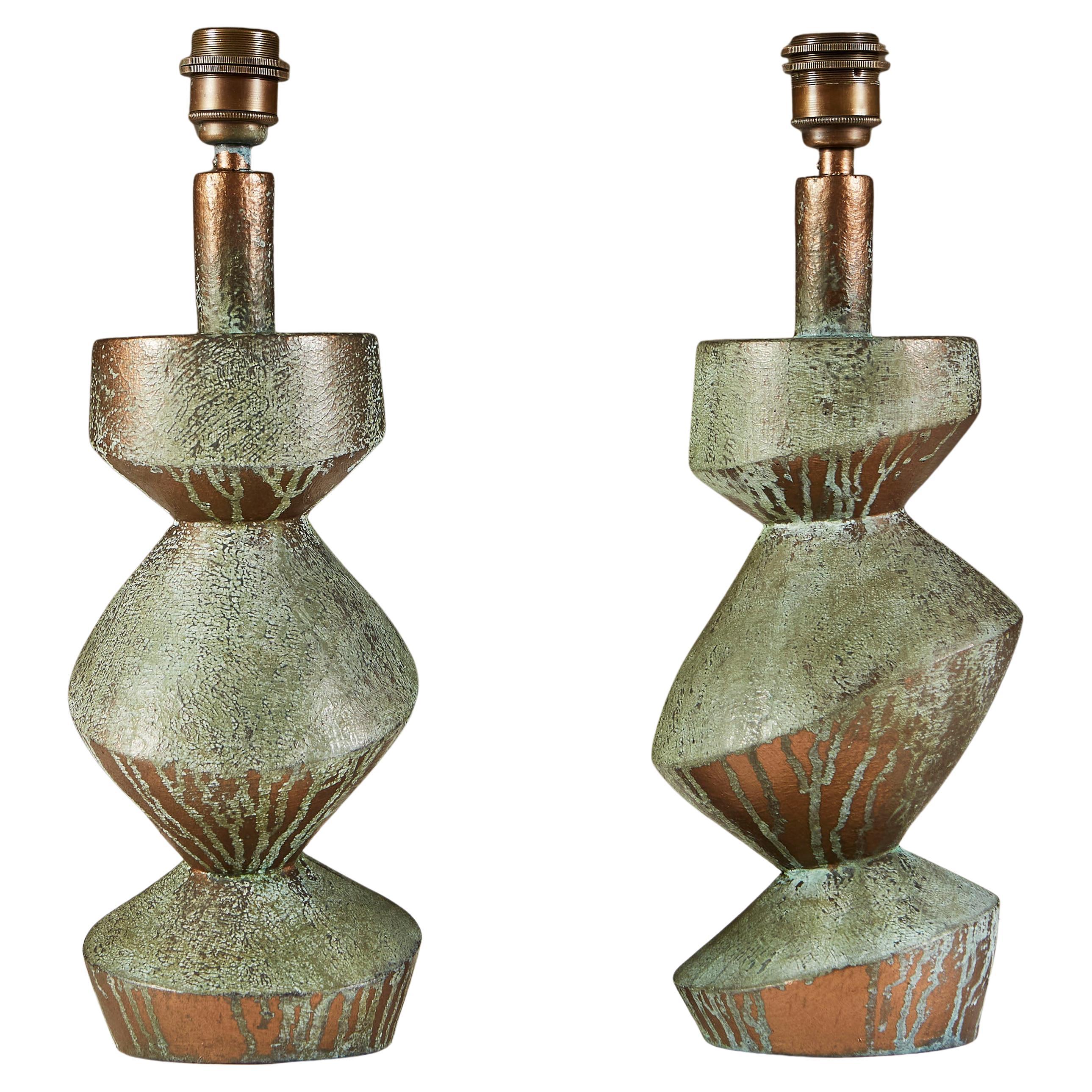 Paire d'objets d'inspiration Art Déco  Lampes de table sculpturales "Savoy" en vert-de-gris en vente