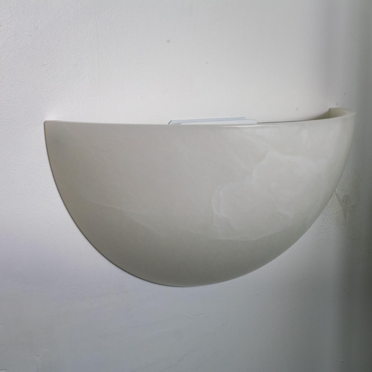 Coppia di appliques in alabastro spagnolo di ispirazione Art Déco in vendita 4