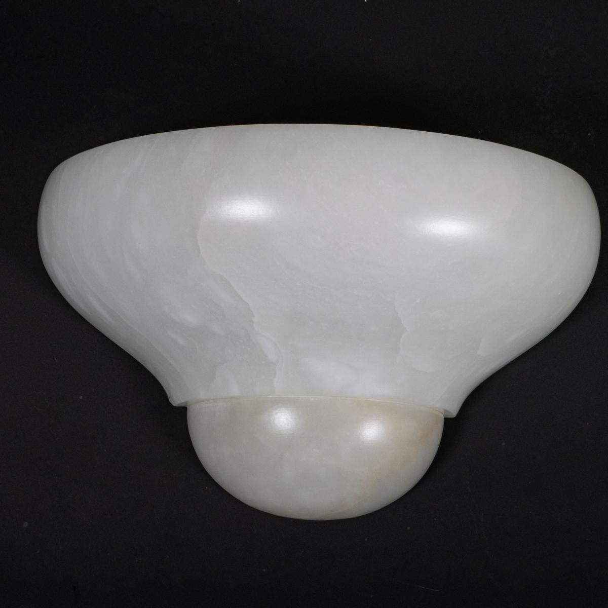 Coppia di appliques in alabastro spagnolo di ispirazione Art Déco in vendita 7