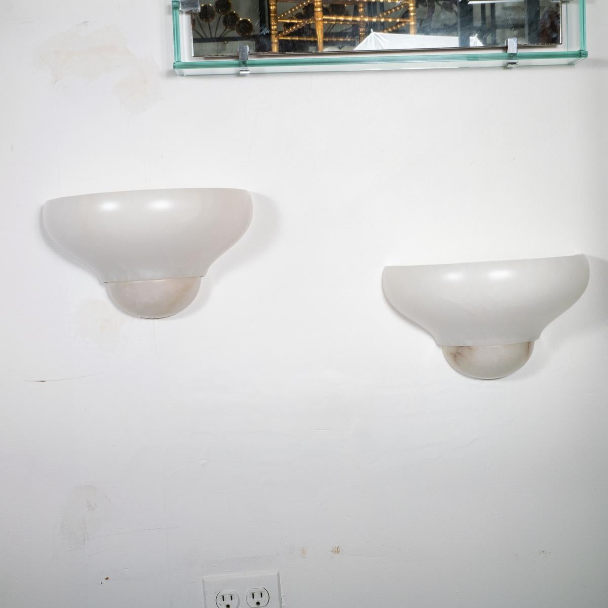 Coppia di appliques in alabastro spagnolo di ispirazione Art Déco in vendita 9