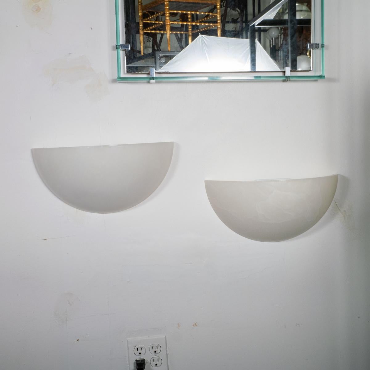 Coppia di appliques in alabastro spagnolo di ispirazione Art Déco. Ogni pezzo presenta variazioni di colore e venature naturali.