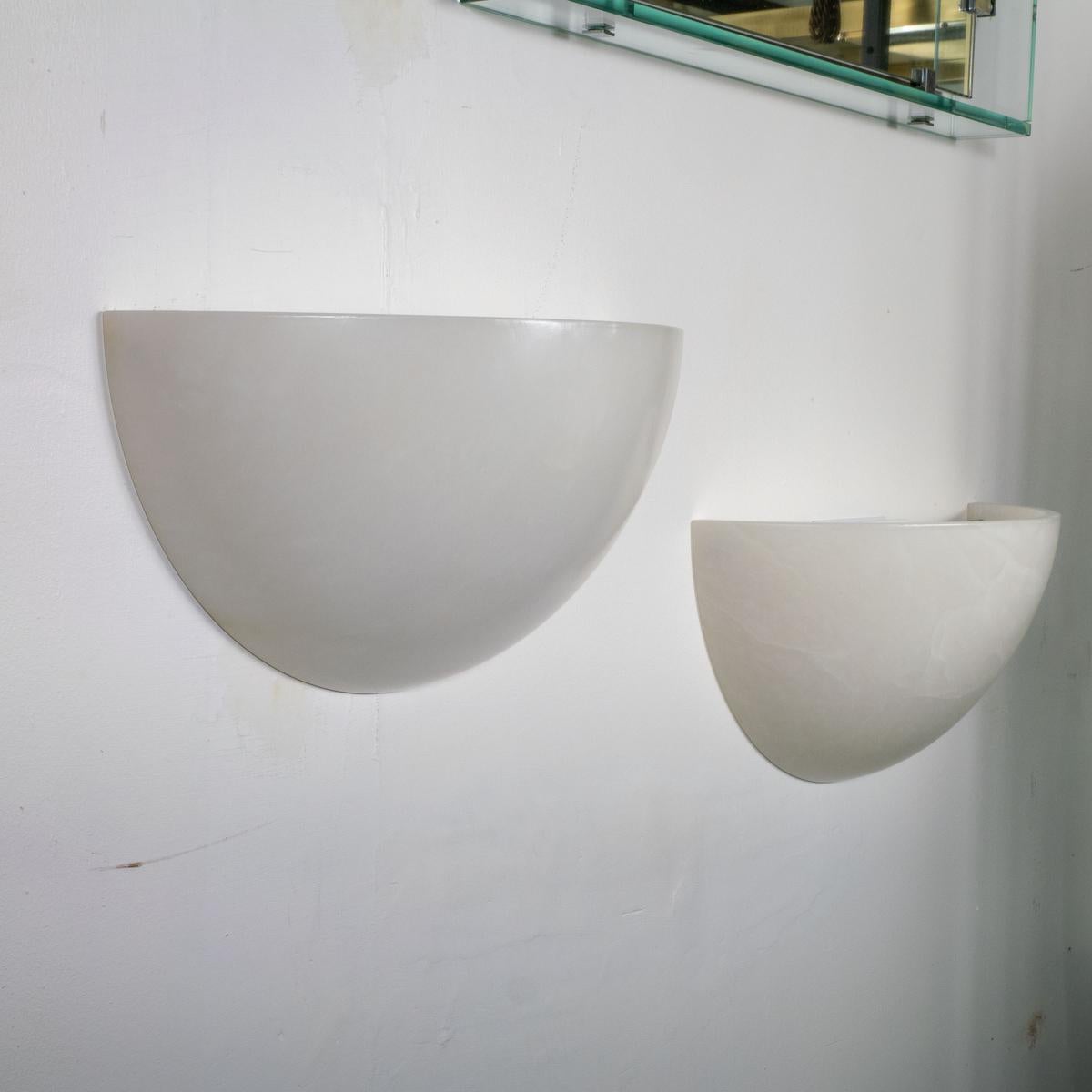Spagnolo Coppia di appliques in alabastro spagnolo di ispirazione Art Déco in vendita