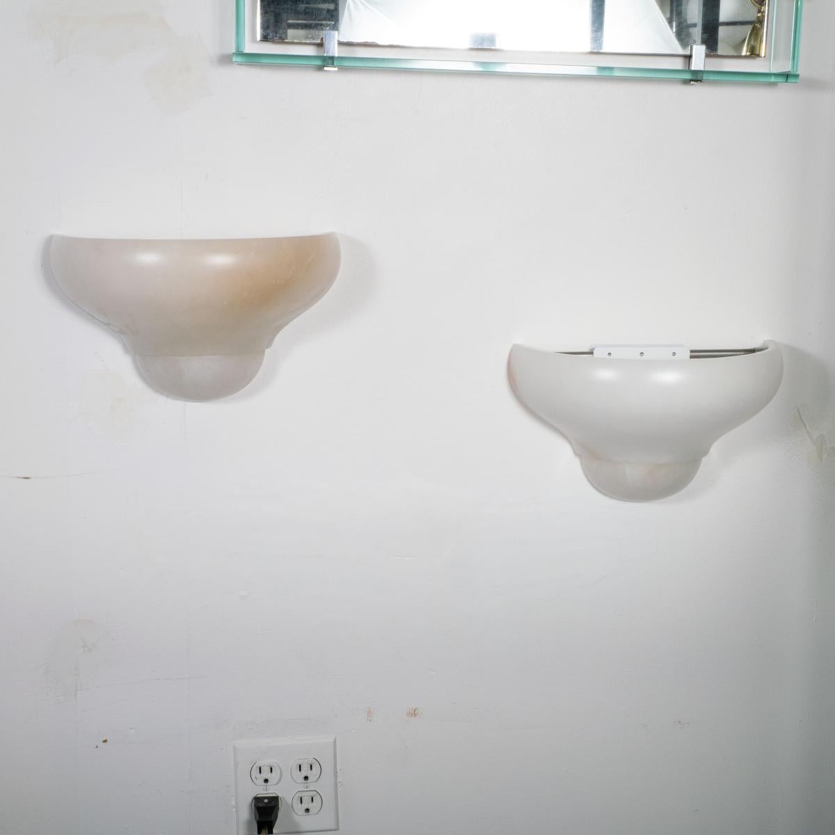 Coppia di appliques in alabastro spagnolo di ispirazione Art Déco In condizioni buone in vendita a Tarrytown, NY