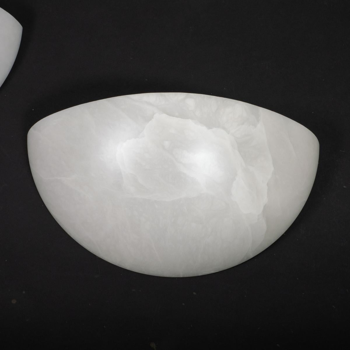 Fine XX secolo Coppia di appliques in alabastro spagnolo di ispirazione Art Déco in vendita