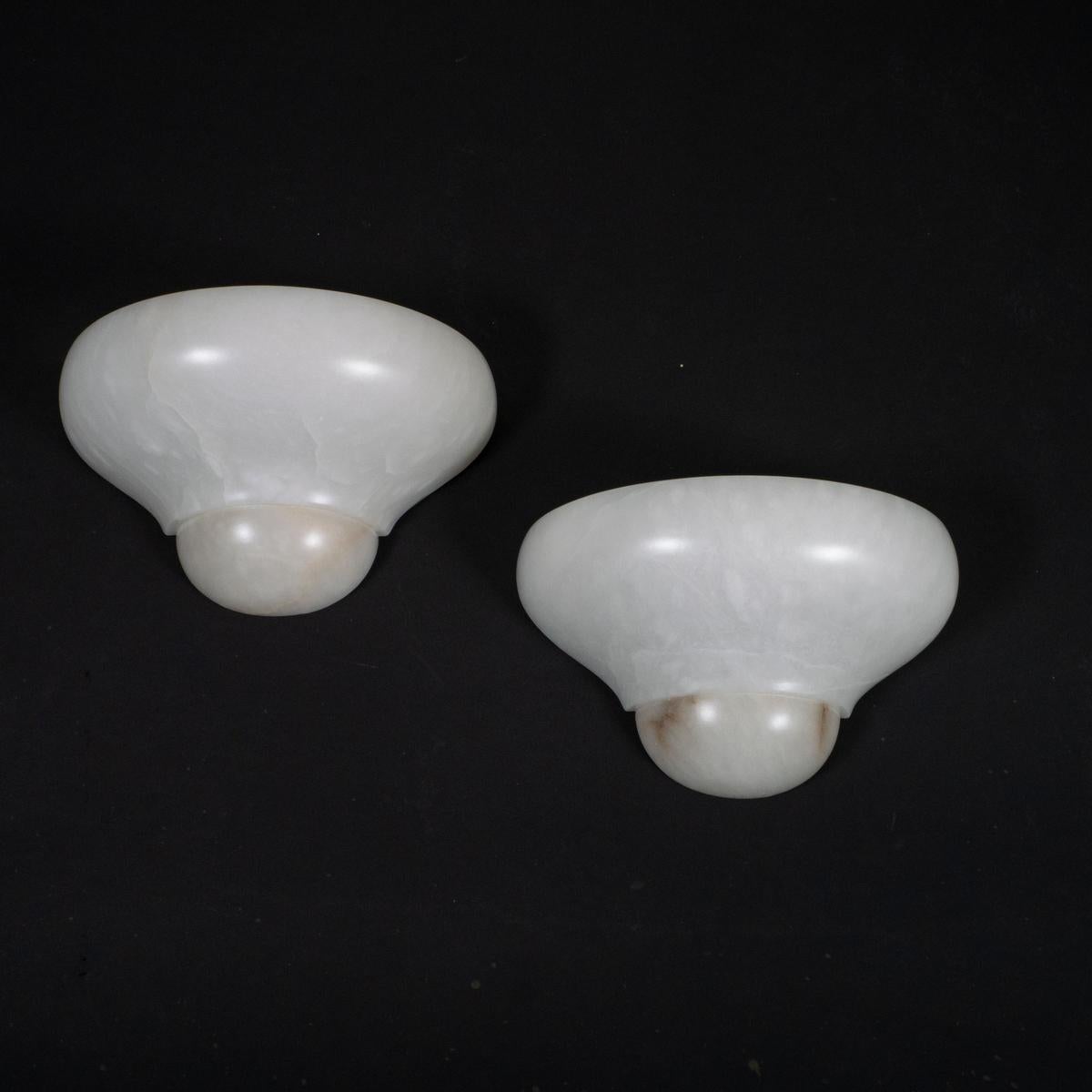 Fine XX secolo Coppia di appliques in alabastro spagnolo di ispirazione Art Déco in vendita