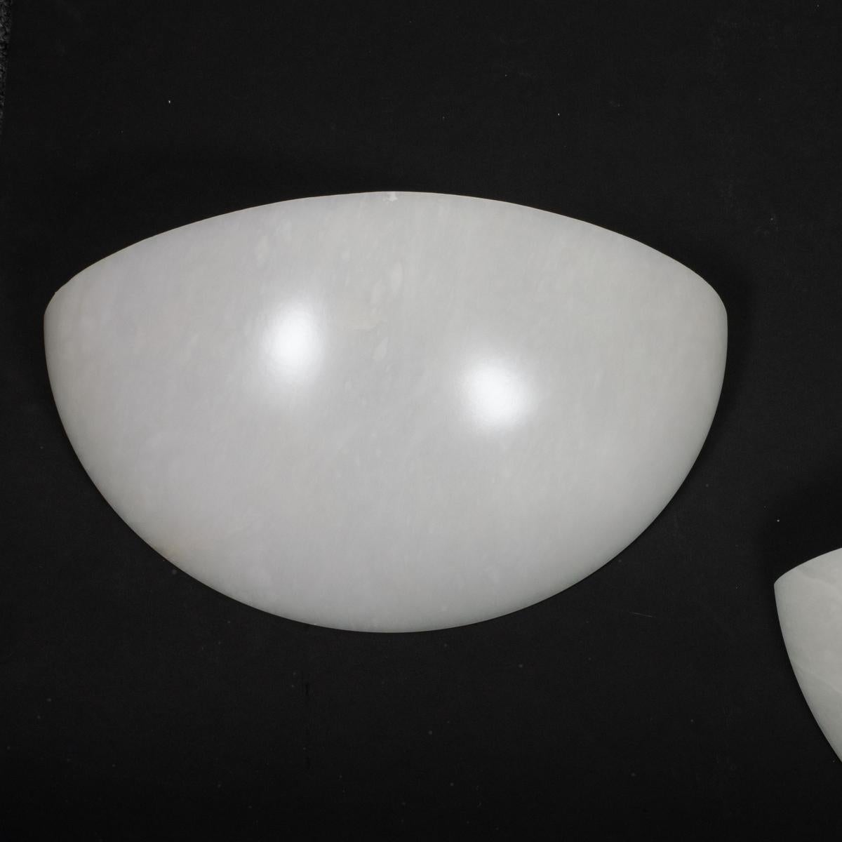 Alabastro Coppia di appliques in alabastro spagnolo di ispirazione Art Déco in vendita