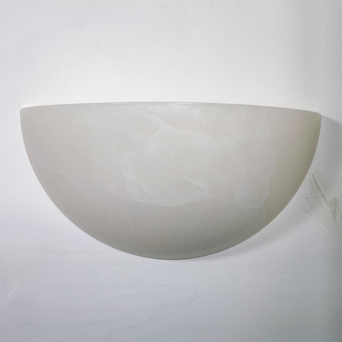 Coppia di appliques in alabastro spagnolo di ispirazione Art Déco in vendita 1