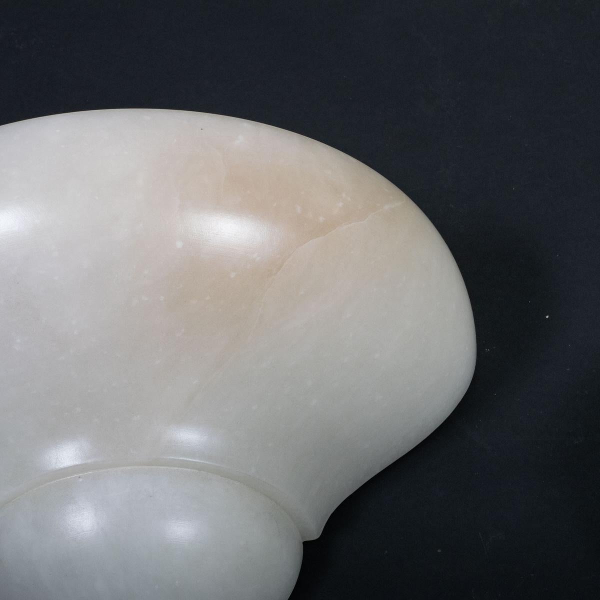 Coppia di appliques in alabastro spagnolo di ispirazione Art Déco in vendita 1