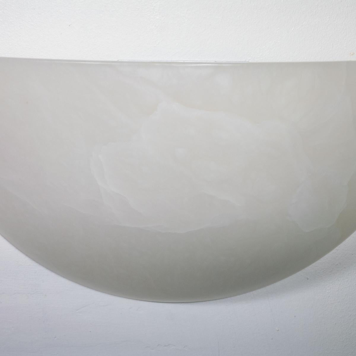 Coppia di appliques in alabastro spagnolo di ispirazione Art Déco in vendita 2