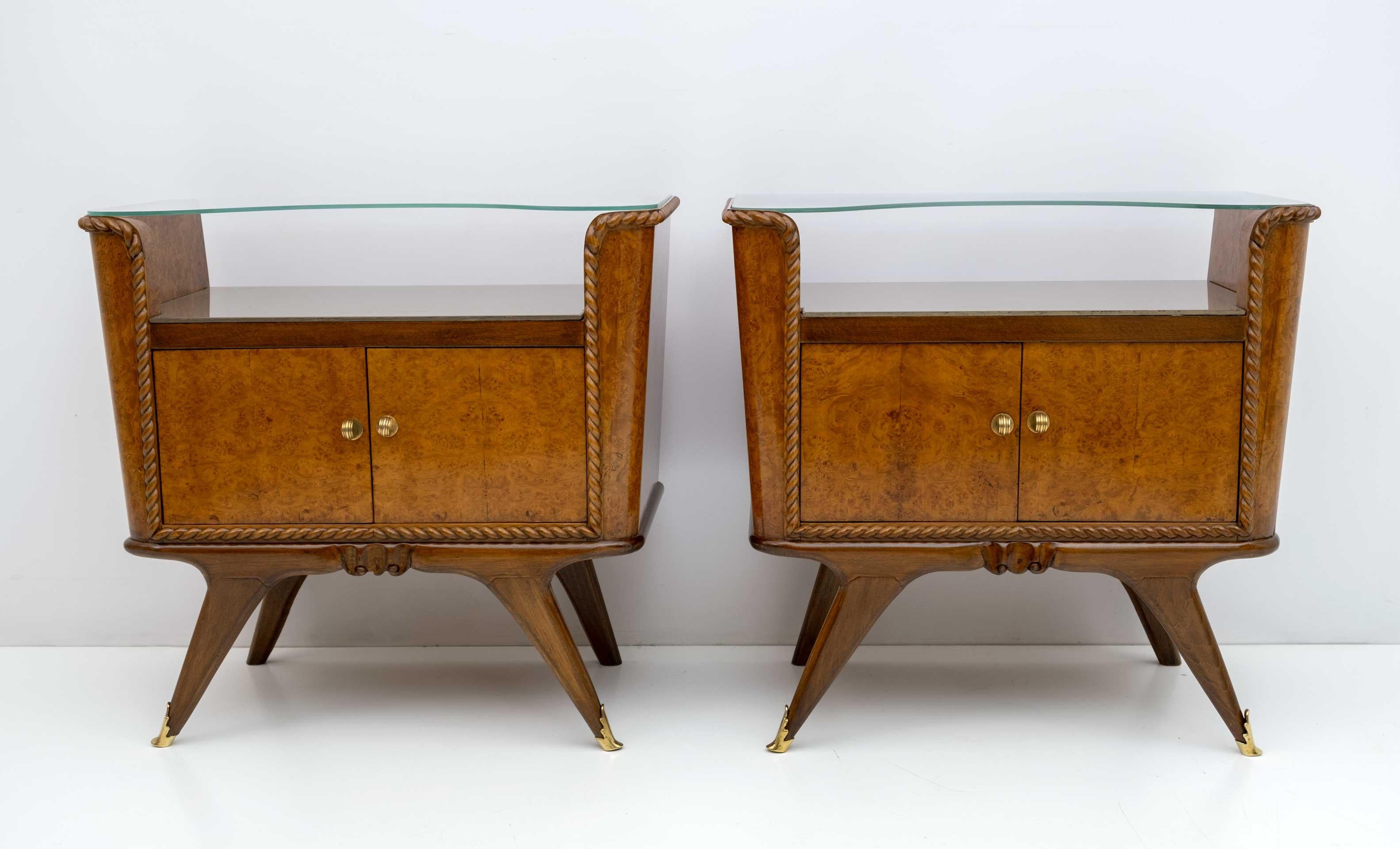 Pair of Italian-made bedside tables from the 1930s, in the Art Dèco style, in walnut with structure in beech wood and external covering in burr walnut, shelves in original glass with decorations, conical-shaped feet with the typical design of those