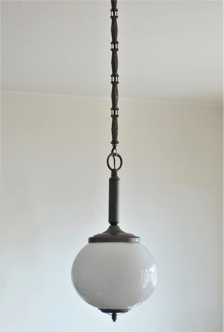 Pareja de colgantes art déco italianos de vidrio opalino y latón, 1950-1959 Italiano en venta
