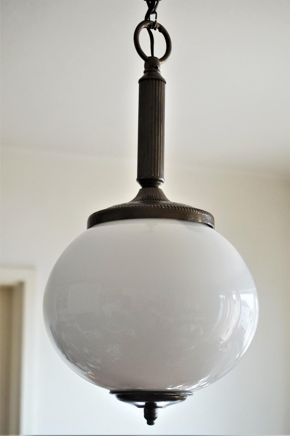 Pareja de colgantes art déco italianos de vidrio opalino y latón, 1950-1959 Bruñido en venta