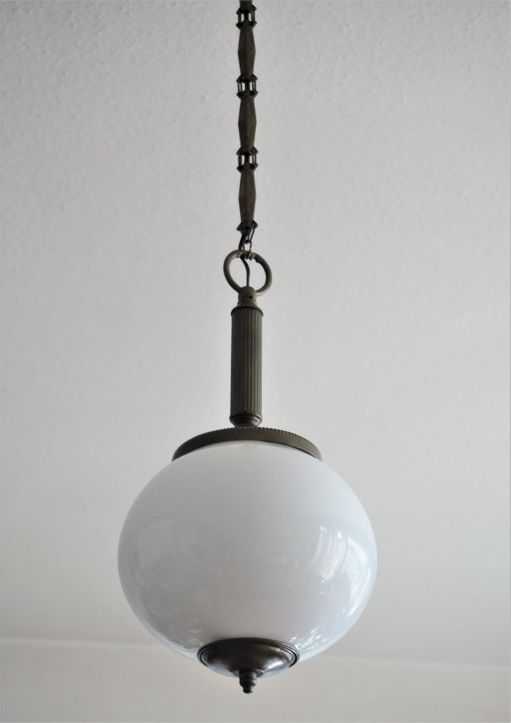 Pareja de colgantes art déco italianos de vidrio opalino y latón, 1950-1959 en Bueno estado para la venta en Frankfurt am Main, DE