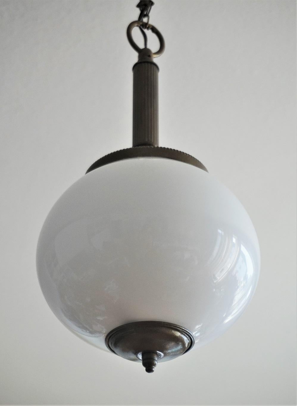 Pareja de colgantes art déco italianos de vidrio opalino y latón, 1950-1959 siglo XX en venta