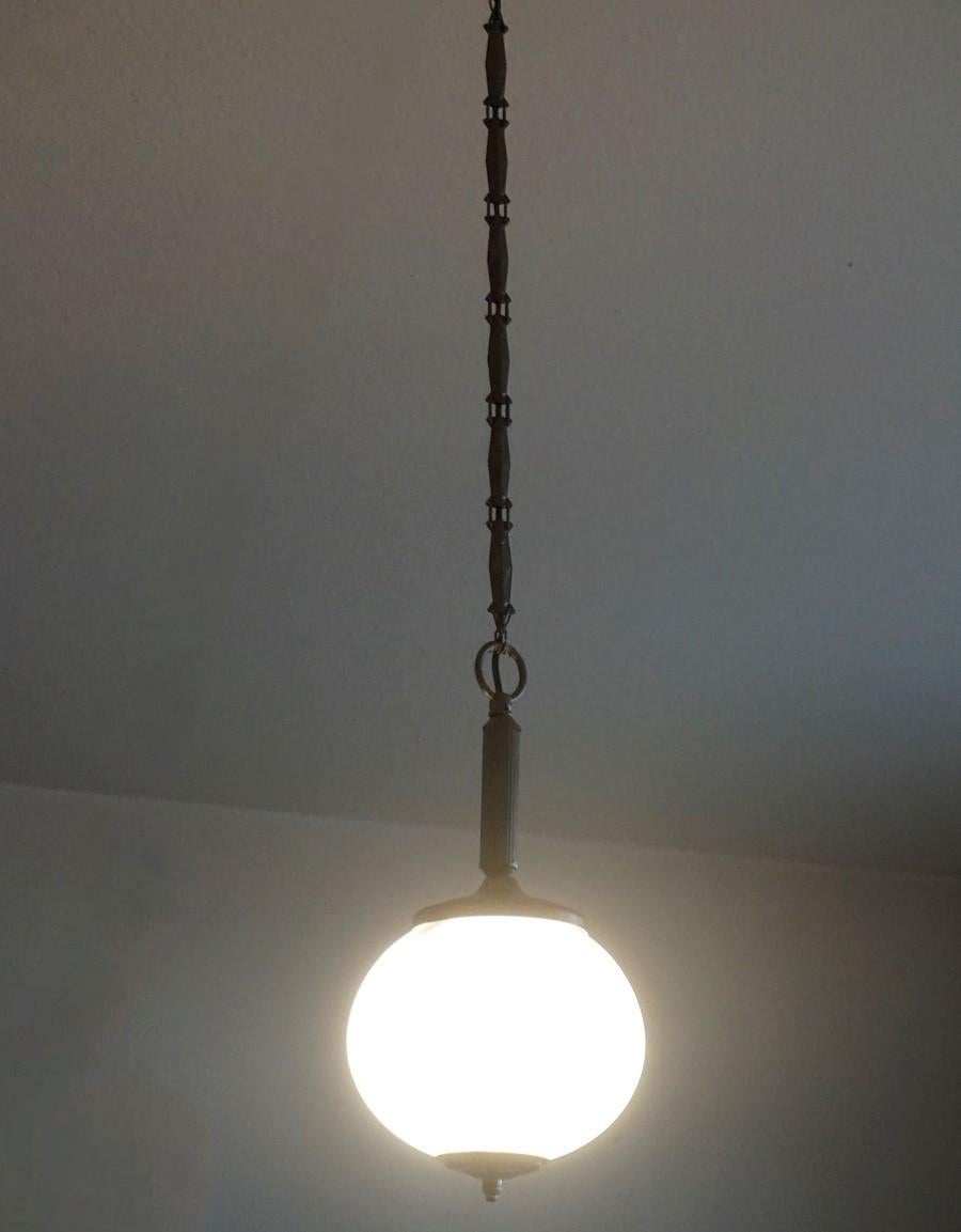 Pareja de colgantes art déco italianos de vidrio opalino y latón, 1950-1959 en venta 1