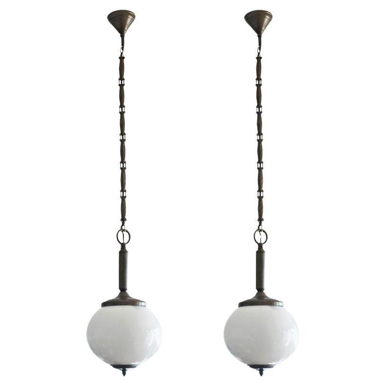 Coppia di pendenti in vetro opalino e ottone Art Deco, 1950-1959