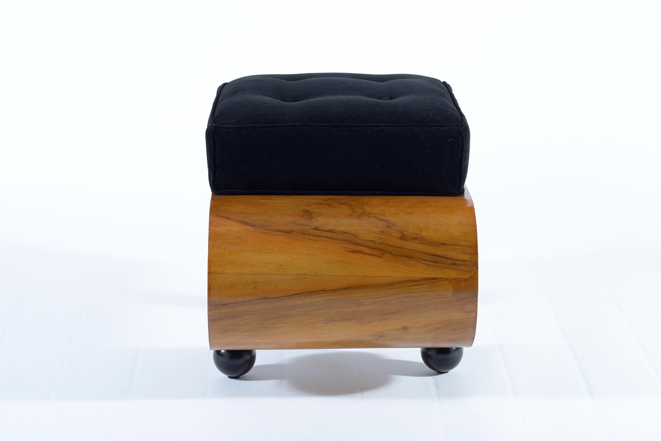 Italian Art Deco walnut stools, black lacquered wood and brass details, newly uphostrered with black velvet.
Italy 1930.