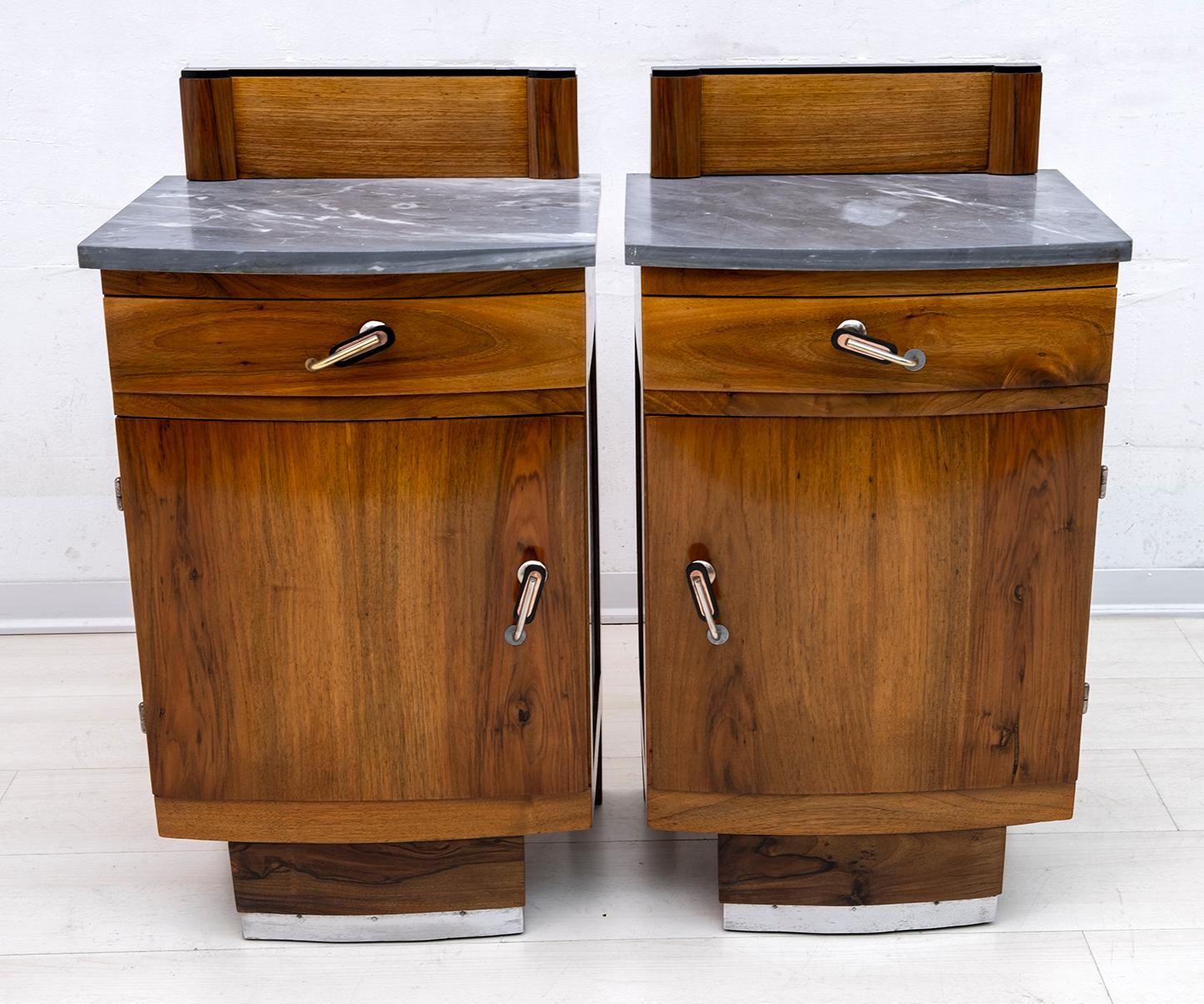 Art Deco Pair of Art Dèco Italian Walnut and Grafite Gray Marble Bedside Tables, 1920s For Sale