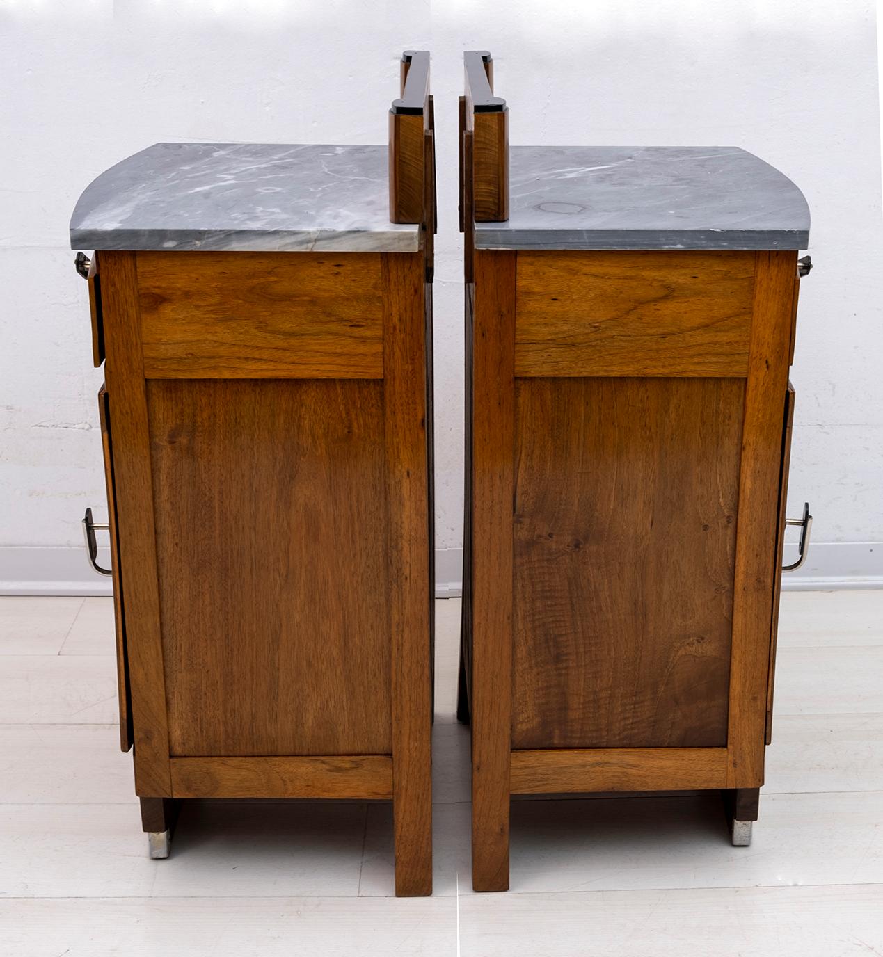 Pair of Art Dèco Italian Walnut and Grafite Gray Marble Bedside Tables, 1920s In Good Condition For Sale In Puglia, Puglia