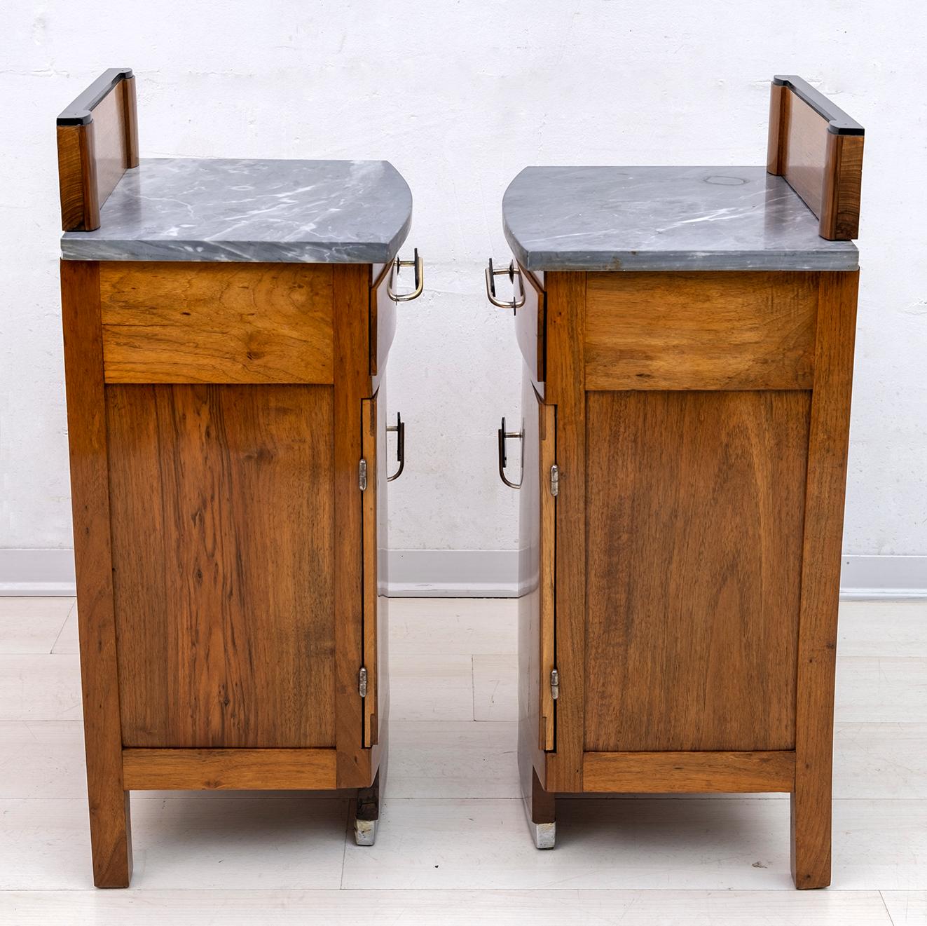 Early 20th Century Pair of Art Dèco Italian Walnut and Grafite Gray Marble Bedside Tables, 1920s For Sale