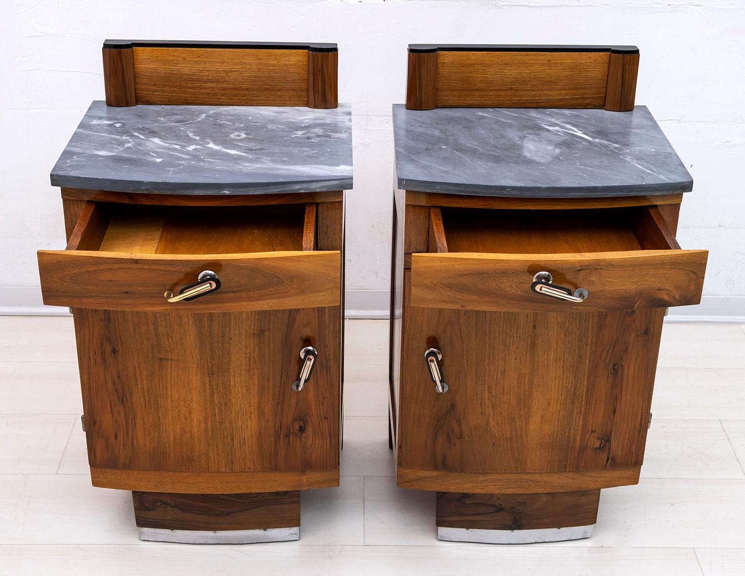 Pair of Art Dèco Italian Walnut and Grafite Gray Marble Bedside Tables, 1920s For Sale 1