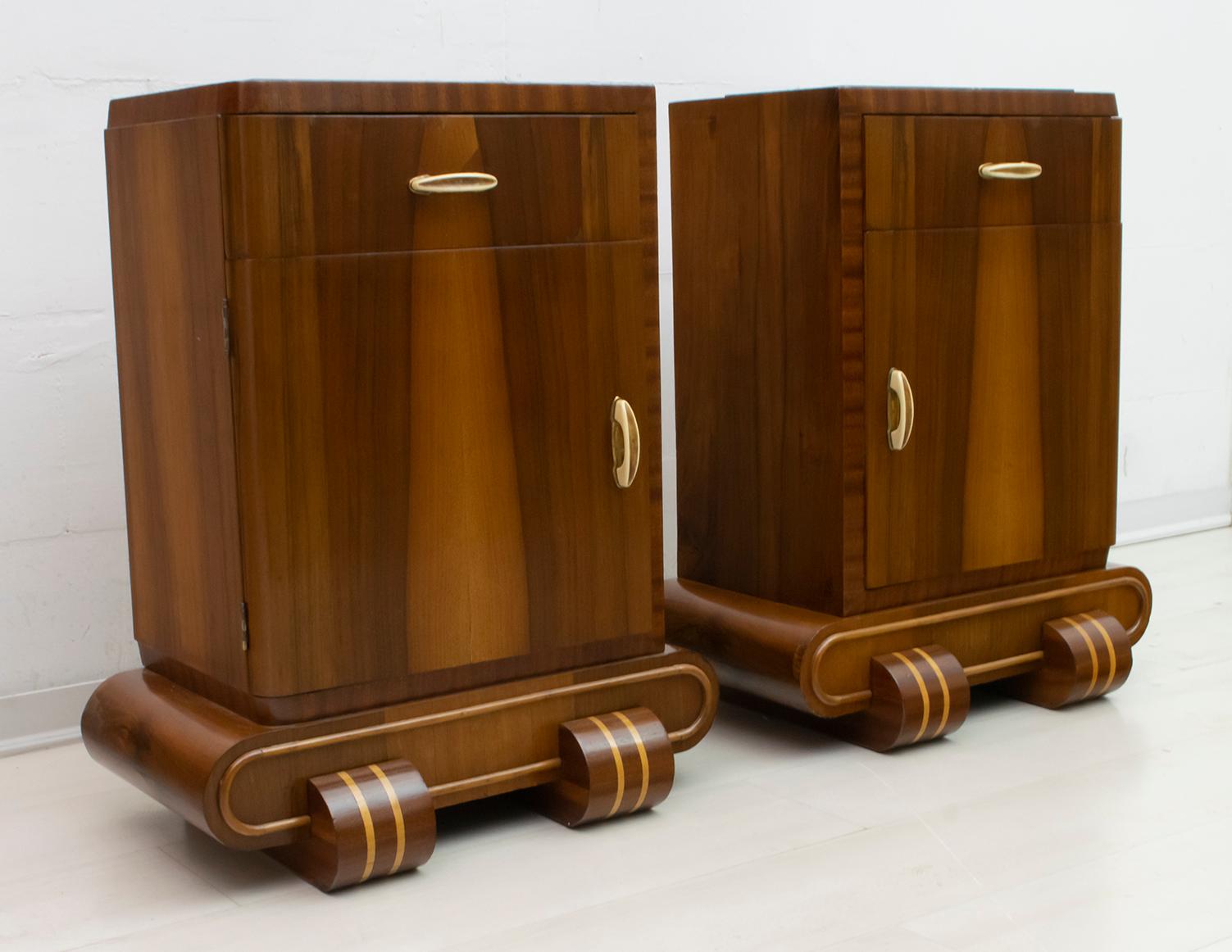 Pair of Art Deco Italian Walnut and Maple Night Stands, 1920 In Excellent Condition In Puglia, Puglia