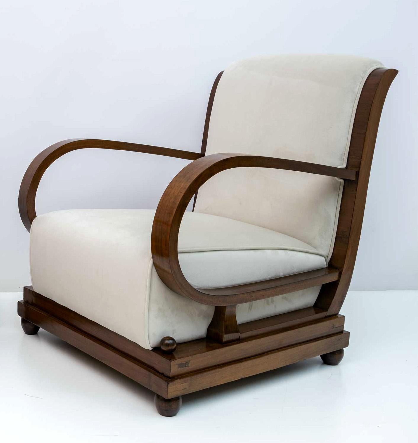 Paire de fauteuils Art déco italiens en noyer et velours et deux ottomans, années 1920 en vente 6
