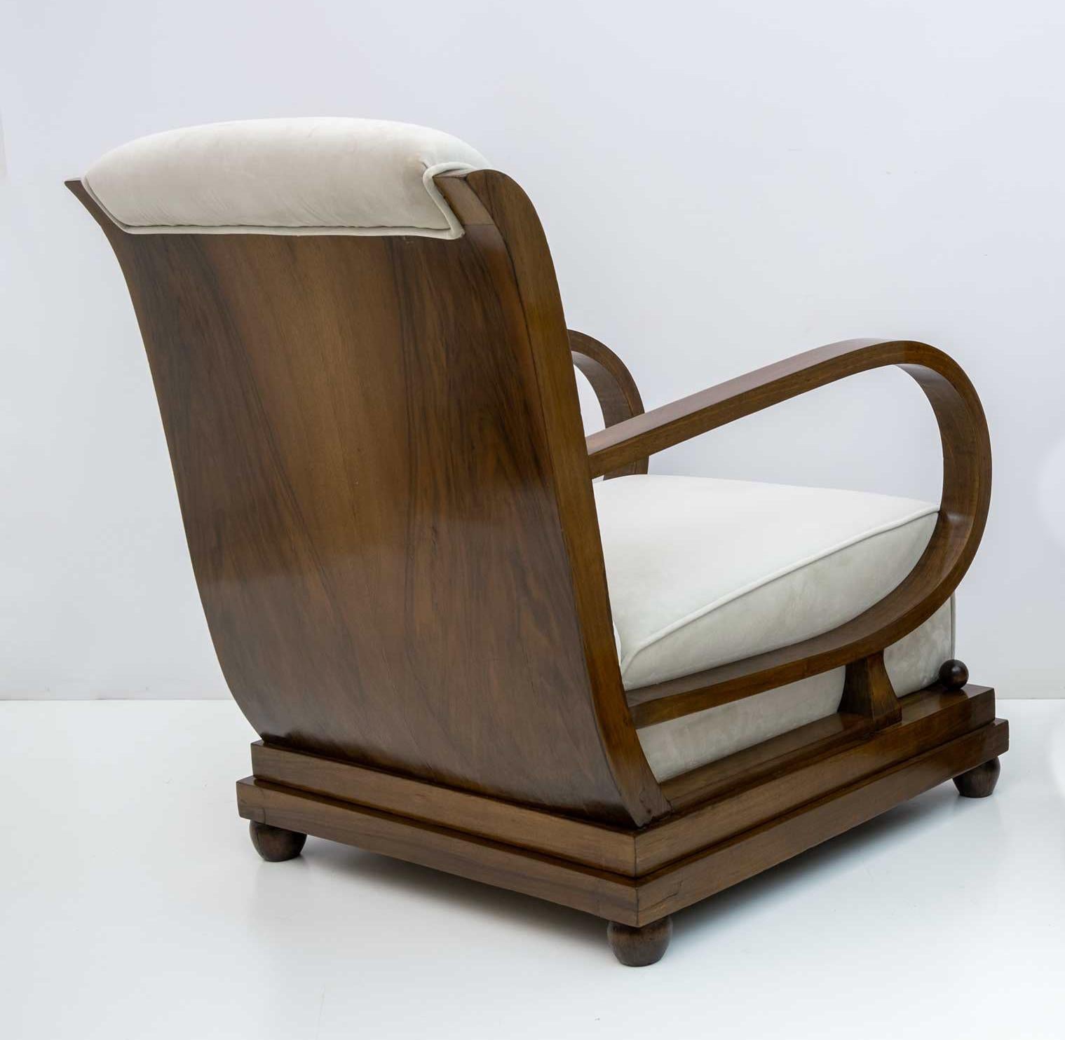 Paar italienische Art Dèco-Sessel aus Nussbaum und Samt und zwei Ottomanen, 1920er Jahre im Angebot 6