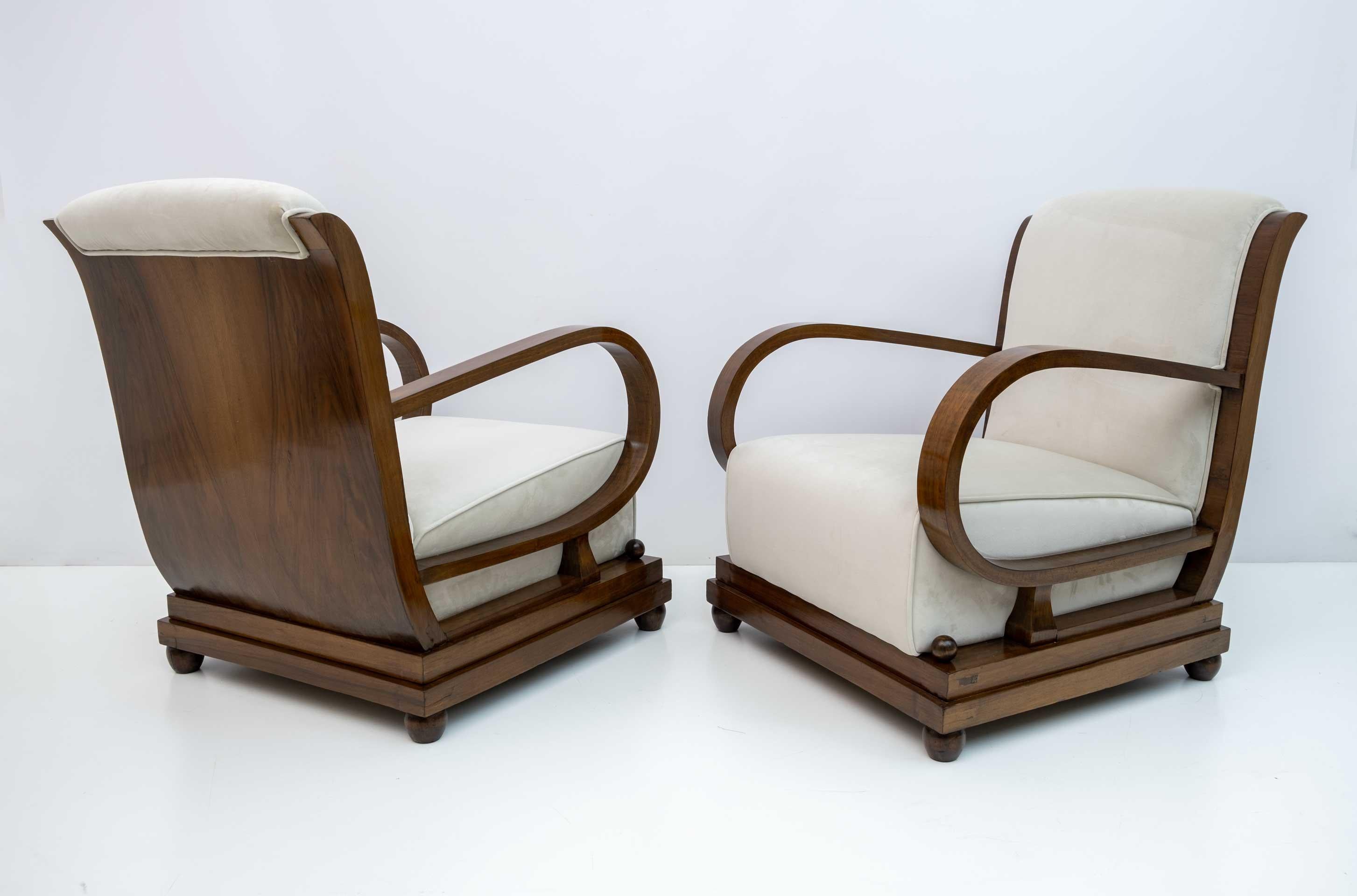 Paar italienische Art Dèco-Sessel aus Nussbaum und Samt und zwei Ottomanen, 1920er Jahre (Art déco) im Angebot