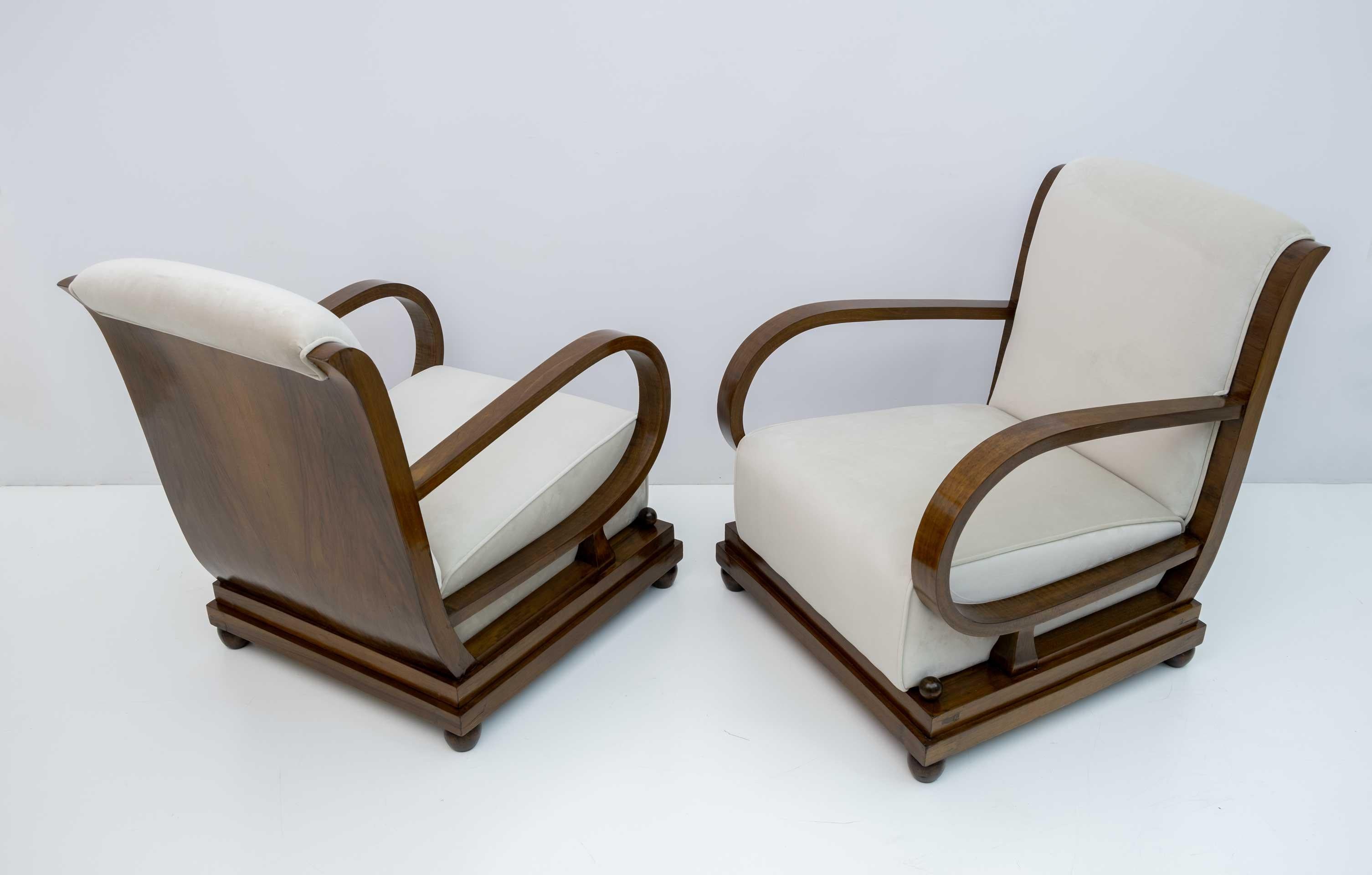 Début du 20ème siècle Paire de fauteuils Art déco italiens en noyer et velours et deux ottomans, années 1920 en vente