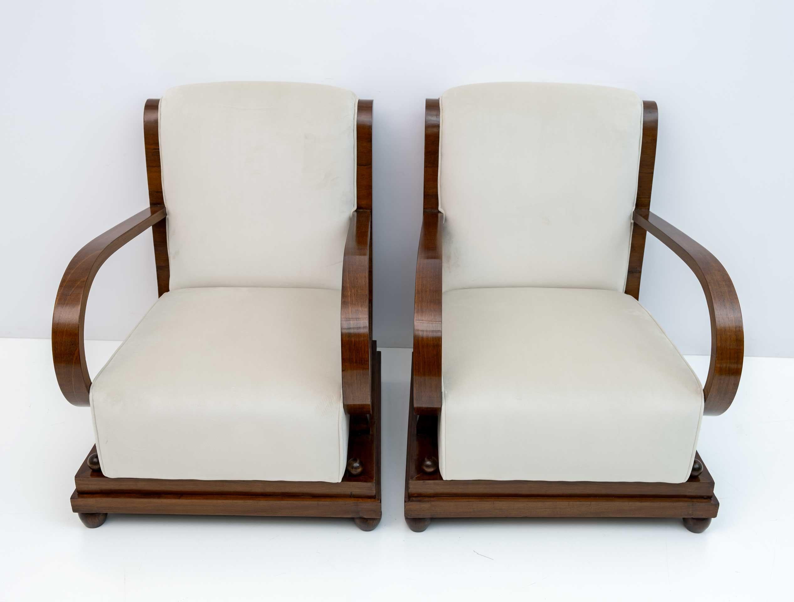 Early 20th Century Pair of Art Dèco Italian Walnut and Velvet Armchairs and Two Ottomans, 1920s For Sale