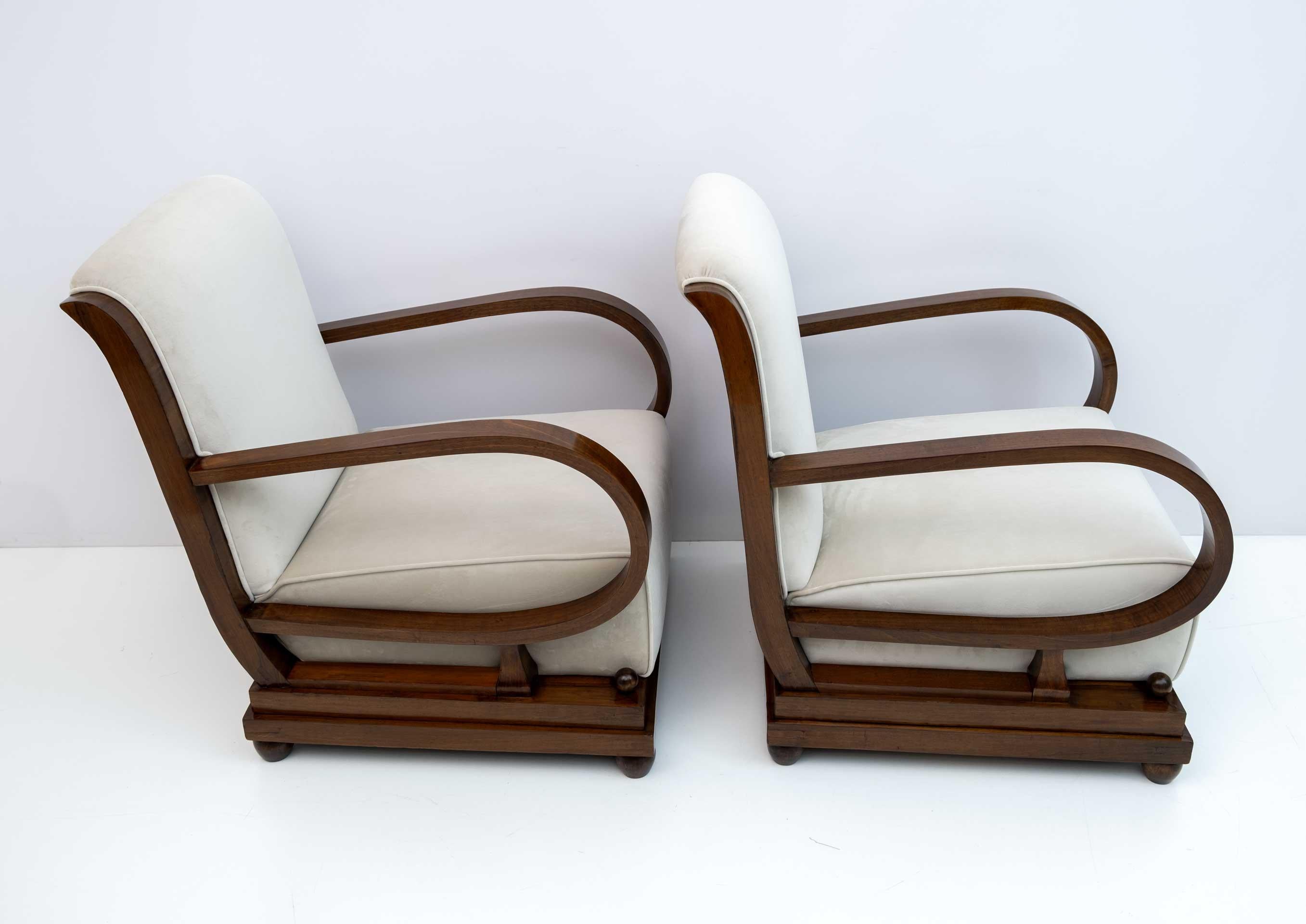 Paar italienische Art Dèco-Sessel aus Nussbaum und Samt und zwei Ottomanen, 1920er Jahre (Frühes 20. Jahrhundert) im Angebot