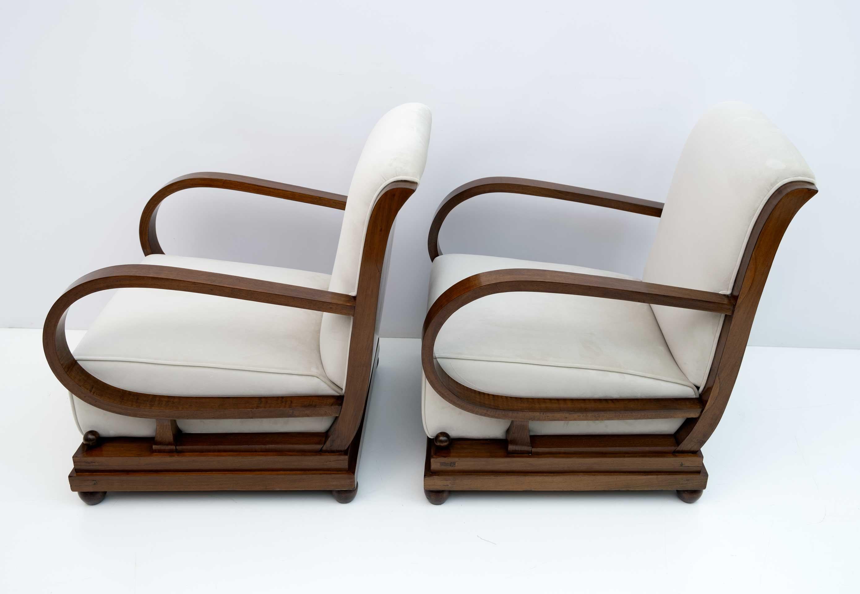 Paar italienische Art Dèco-Sessel aus Nussbaum und Samt und zwei Ottomanen, 1920er Jahre im Angebot 1