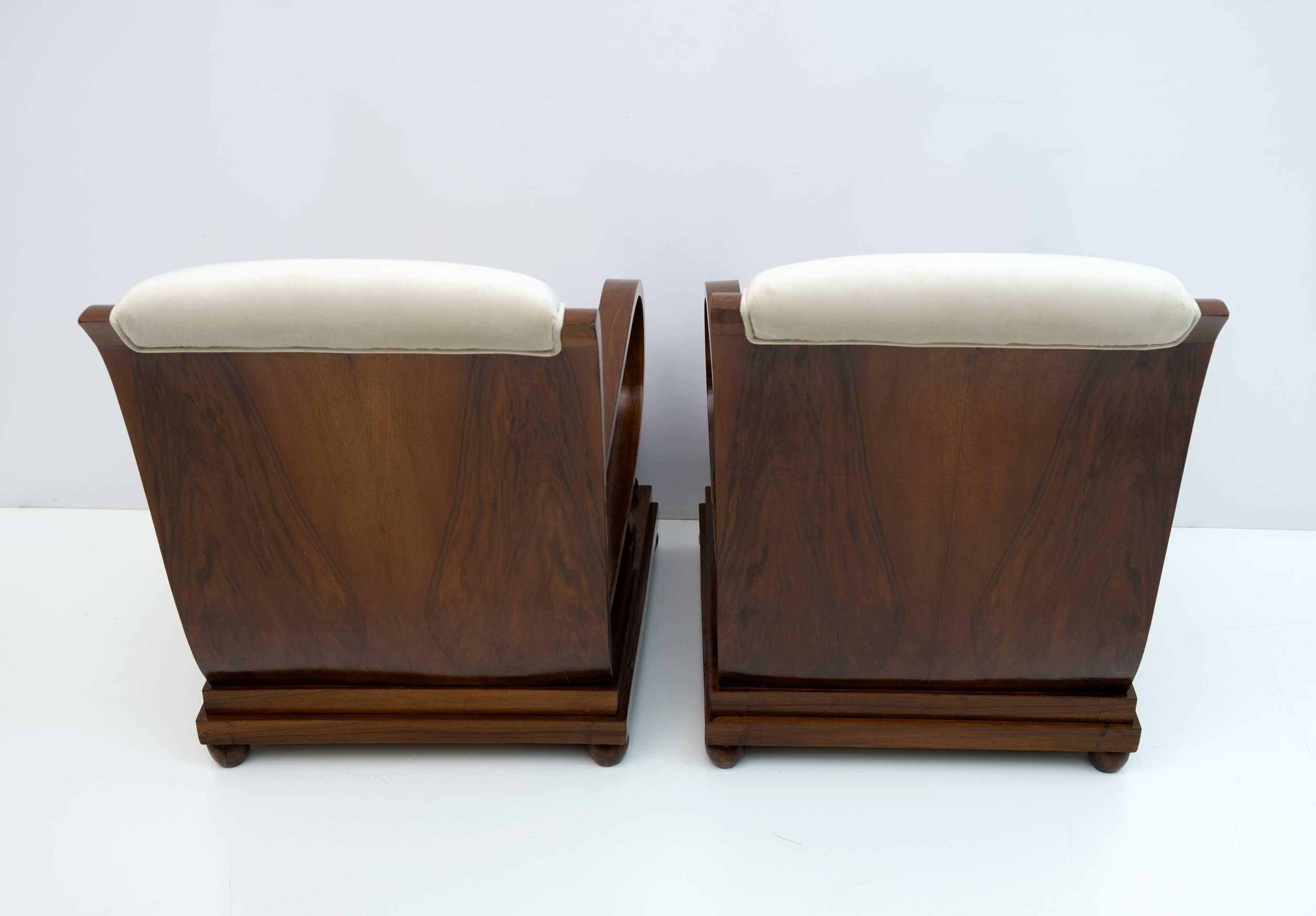 Paar italienische Art Dèco-Sessel aus Nussbaum und Samt und zwei Ottomanen, 1920er Jahre im Angebot 3