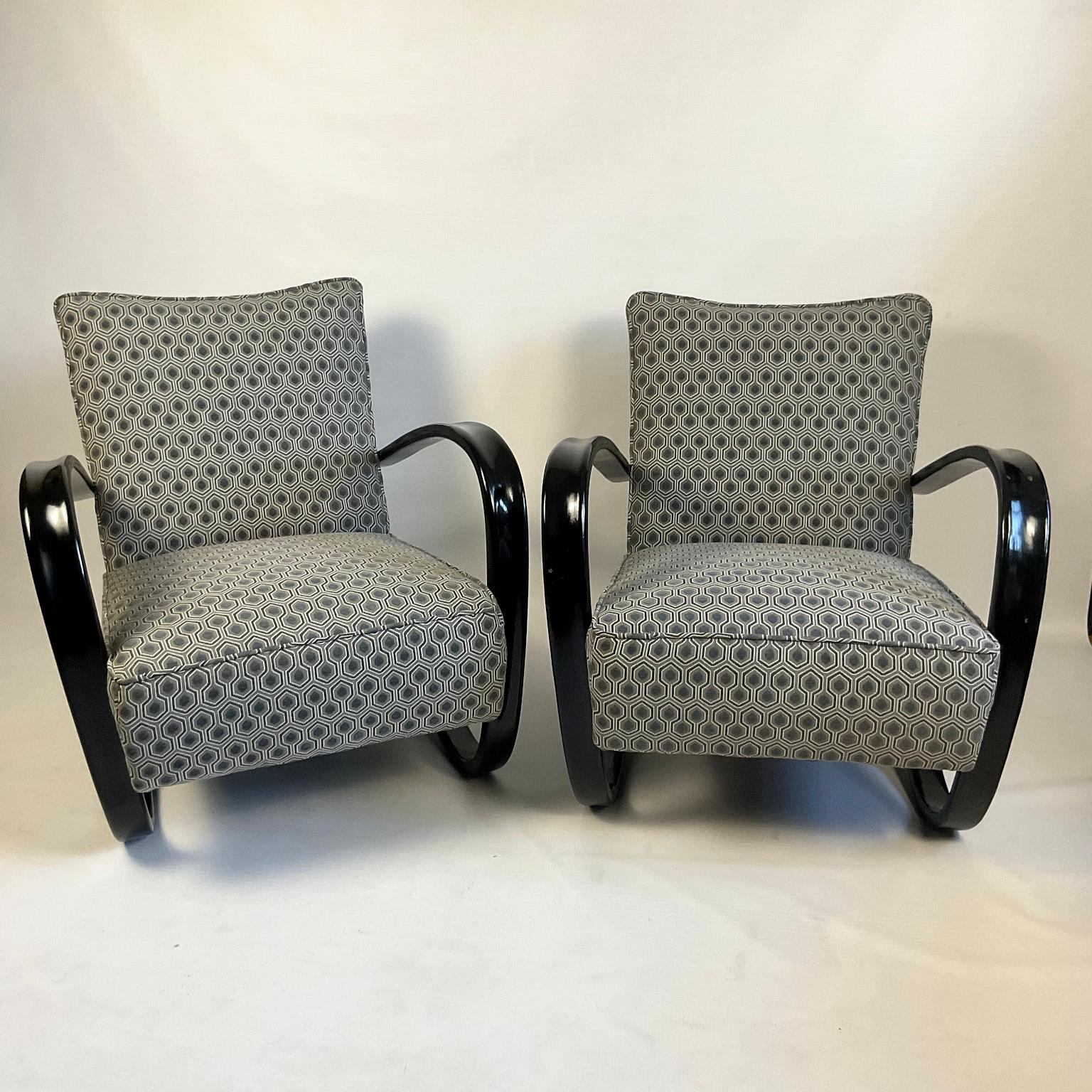 Hand-Crafted Pair of Art Deco Jindrich Halabala Lounge Armchairs Model H269, Czech, 1940s For Sale