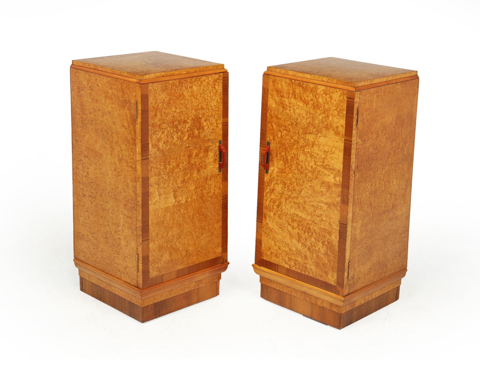 A very good quality pair of English Art Deco bedside cabinets with single door with shelf behind very well made with beautiful Karelian birch veneers, fully polished and in excellent condition throughout

Age: 1930

Style: Art Deco

Material: