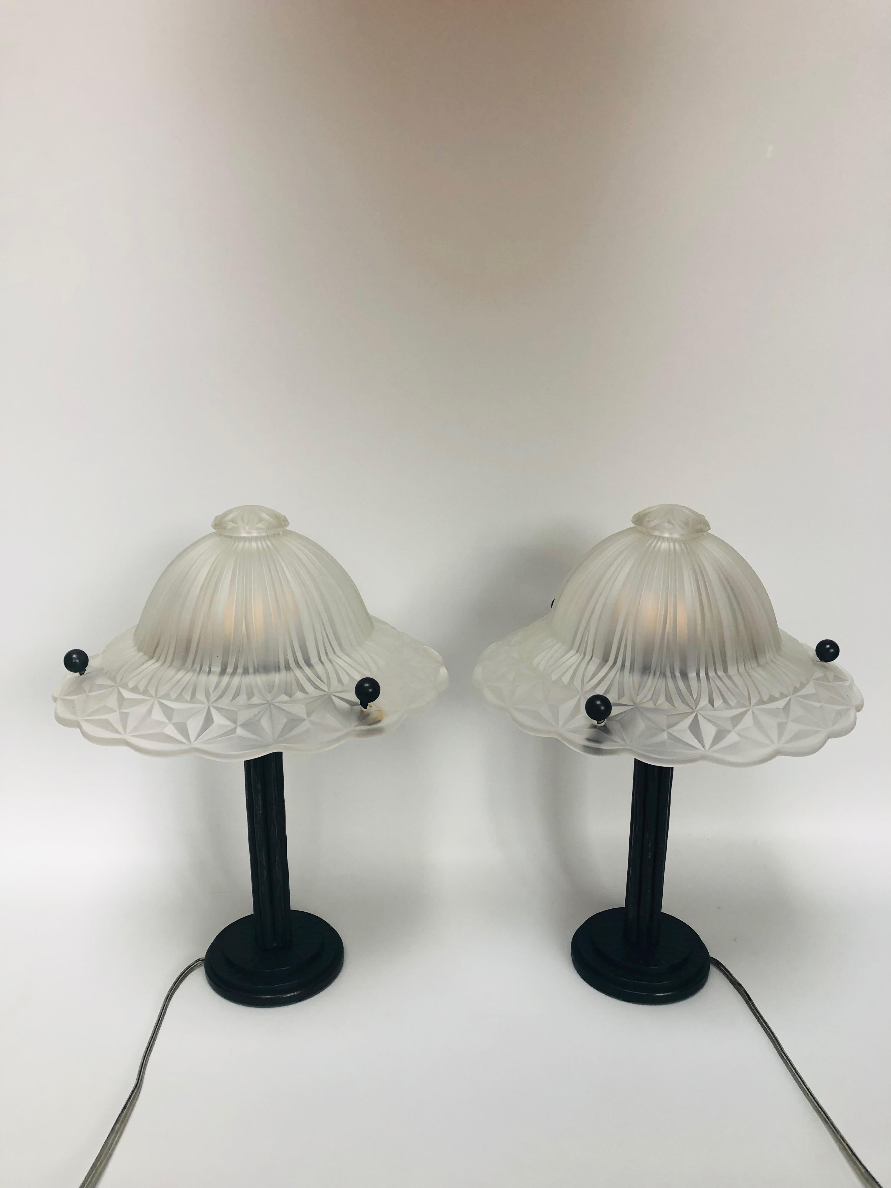 Pair of art deco lamps circa 1930.
Finely hammered forged glass foot.
Molded glass shell with geometric decoration attributed to Georges Leleu.
In perfect condition and electrified.

Base diameter: 10 cm
Shell Diameter: 25.5 cm
Height: