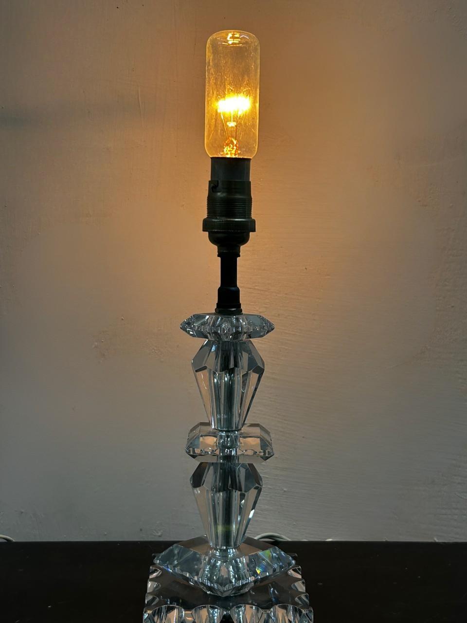 XX secolo Coppia di lampade Art Déco di Baccarat, Francia 1940 circa, attribuite a Jacques Adnet in vendita