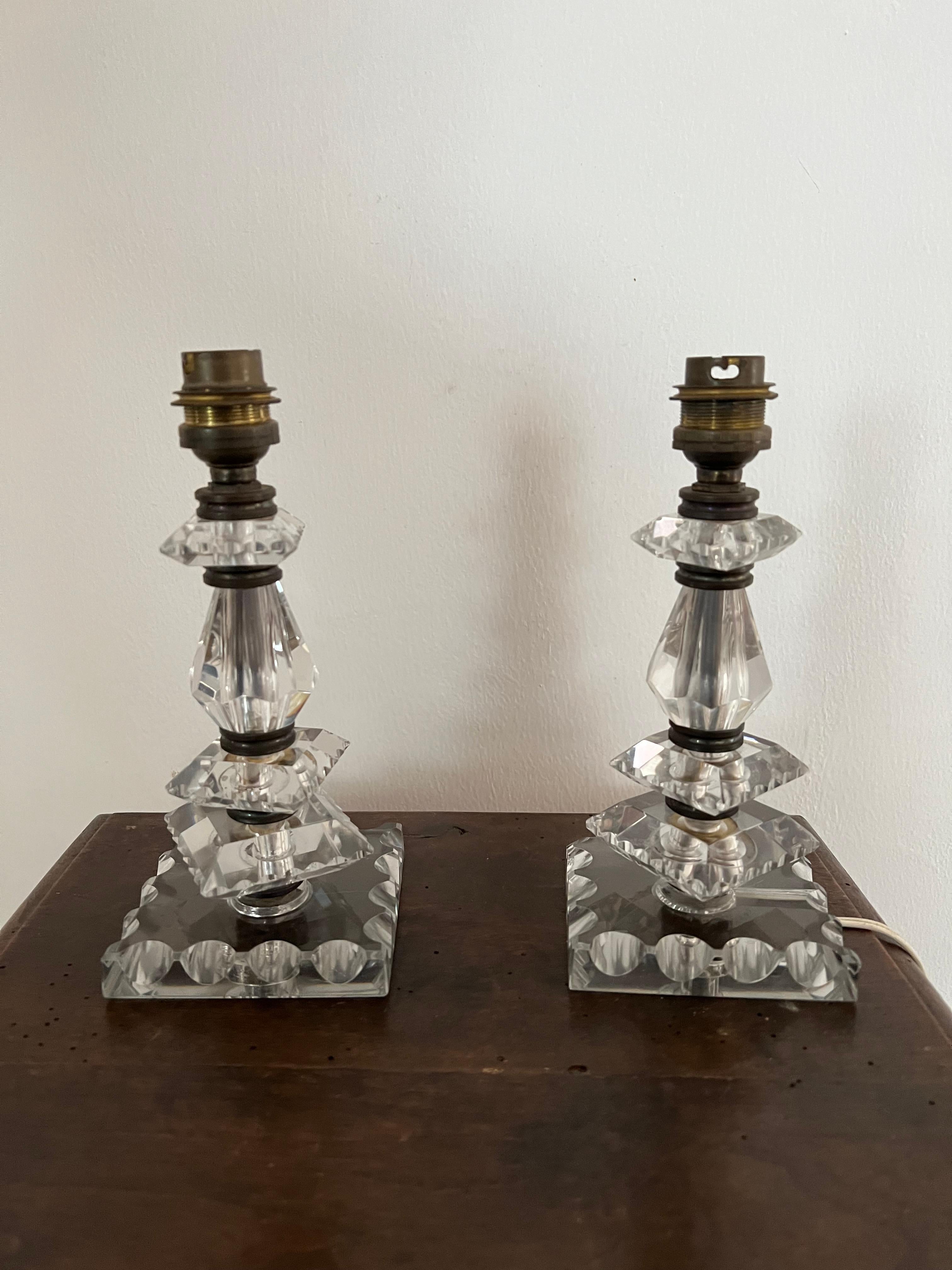 Precioso par de lámparas de sobremesa de Baccarat, Francia, en cristal de plomo tallado a mano, hacia 1940.
Las piezas 