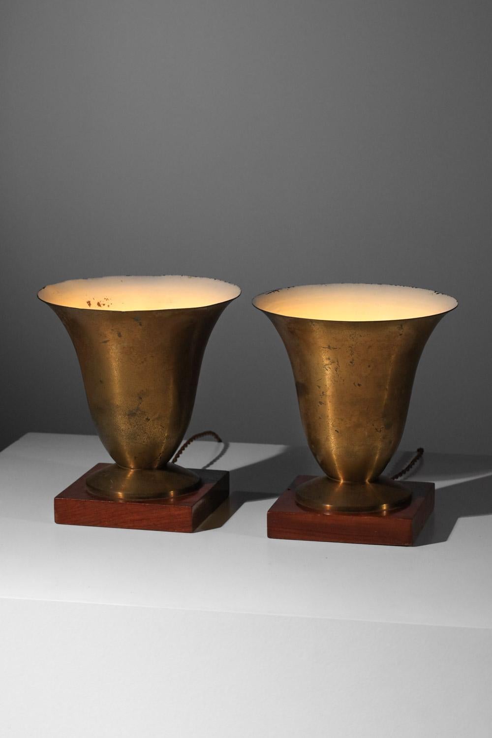 Pareja de lámparas de mesa art déco francesas de los años 1940/1950. Base de madera maciza, pantalla de latón macizo en forma de cuenco pintada por dentro (pintura original). Bonito estado vintage con una hermosa pátina de la edad en el latón.