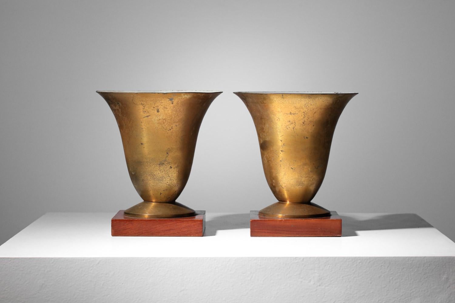 Pareja de lámparas art déco de latón patinado sobre base de madera Art Decó en venta