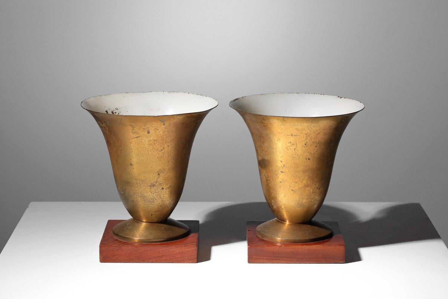 Pareja de lámparas art déco de latón patinado sobre base de madera Francés en venta